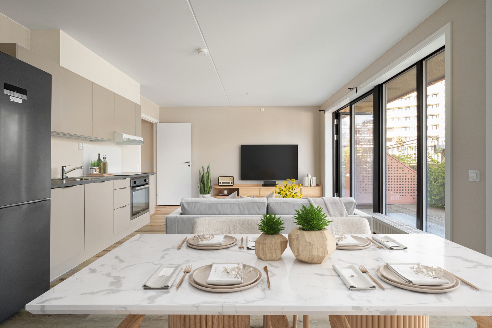 Lys og moderne stue med store vindusflater og utgang til Balkong. Bildet er tatt av en lignende leilighet med tilsvarende standard og planløsning. Galleribilde