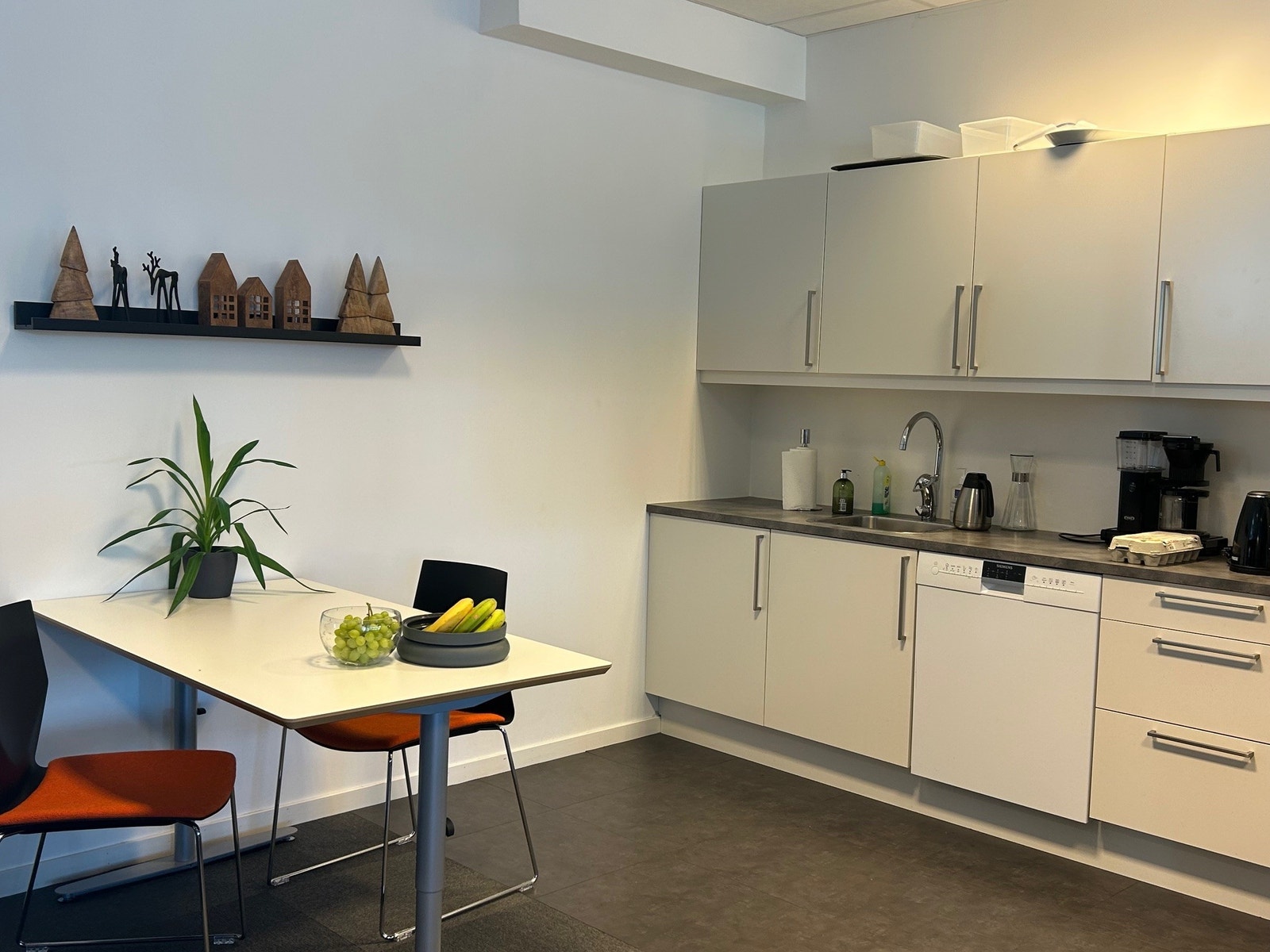Kontoret har egen kjøkkenkrok Galleribilde