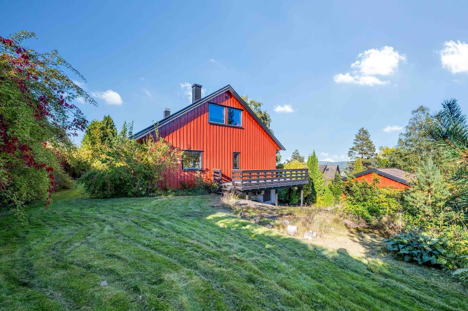 Tomten er pent beplantet og gir gode muligheter for både rekreasjon og hagebruk. Galleribilde