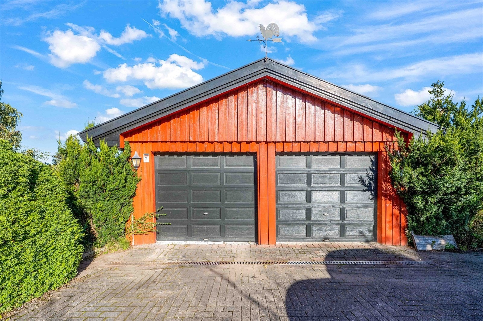 Gode parkeringsmuligheter med frittstående dobbelgarasje, samt plass til flere biler i innkjørselen. Garasjen har dobbel port, innvendig bod og god plass til lagring. Galleribilde