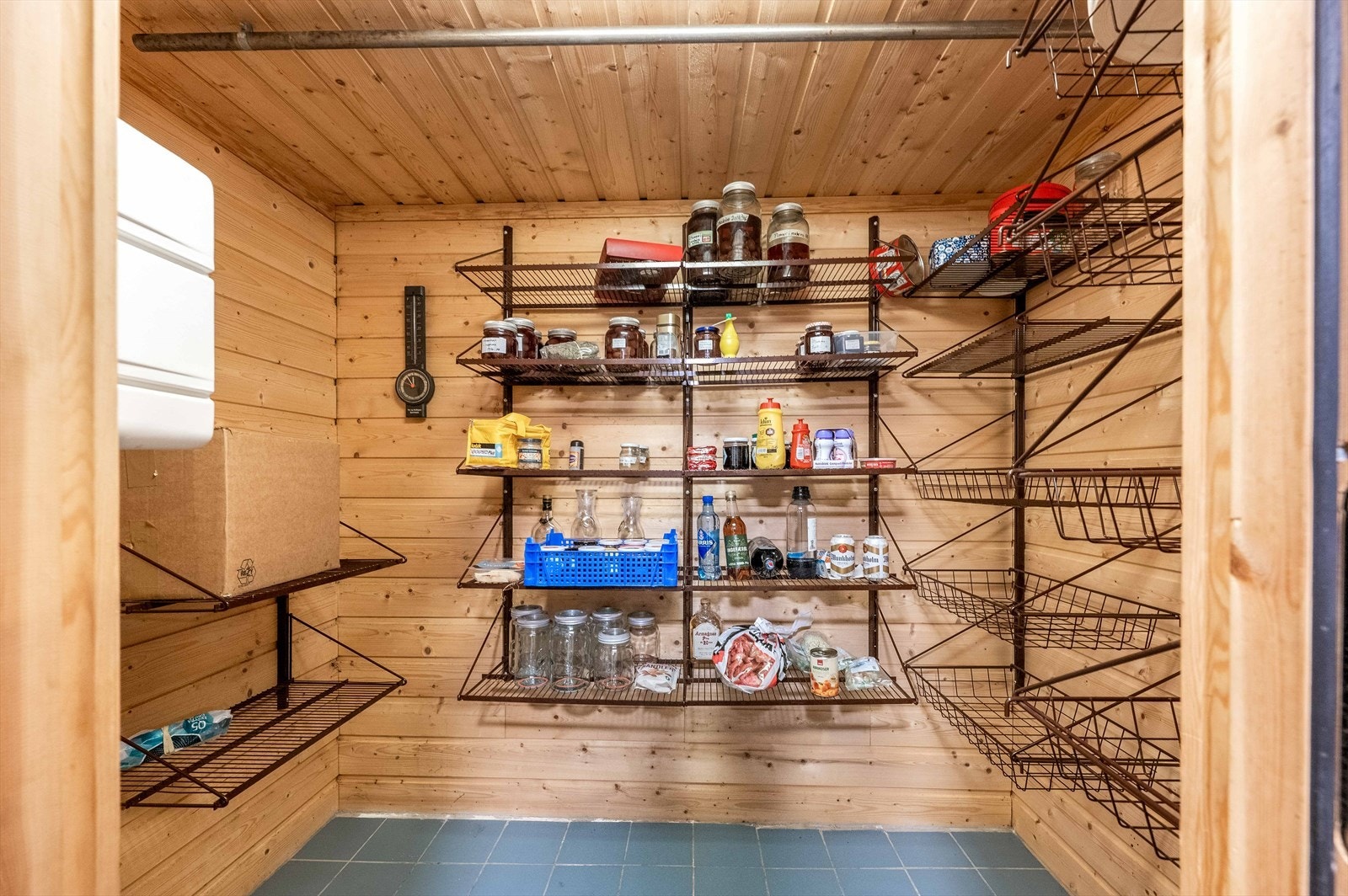 Kjølerommet er utstyrt med en motor-/kondensatorenhet av typen "Scandinavian Appliances". Hyllesystem i stål er montert på vegger. Galleribilde