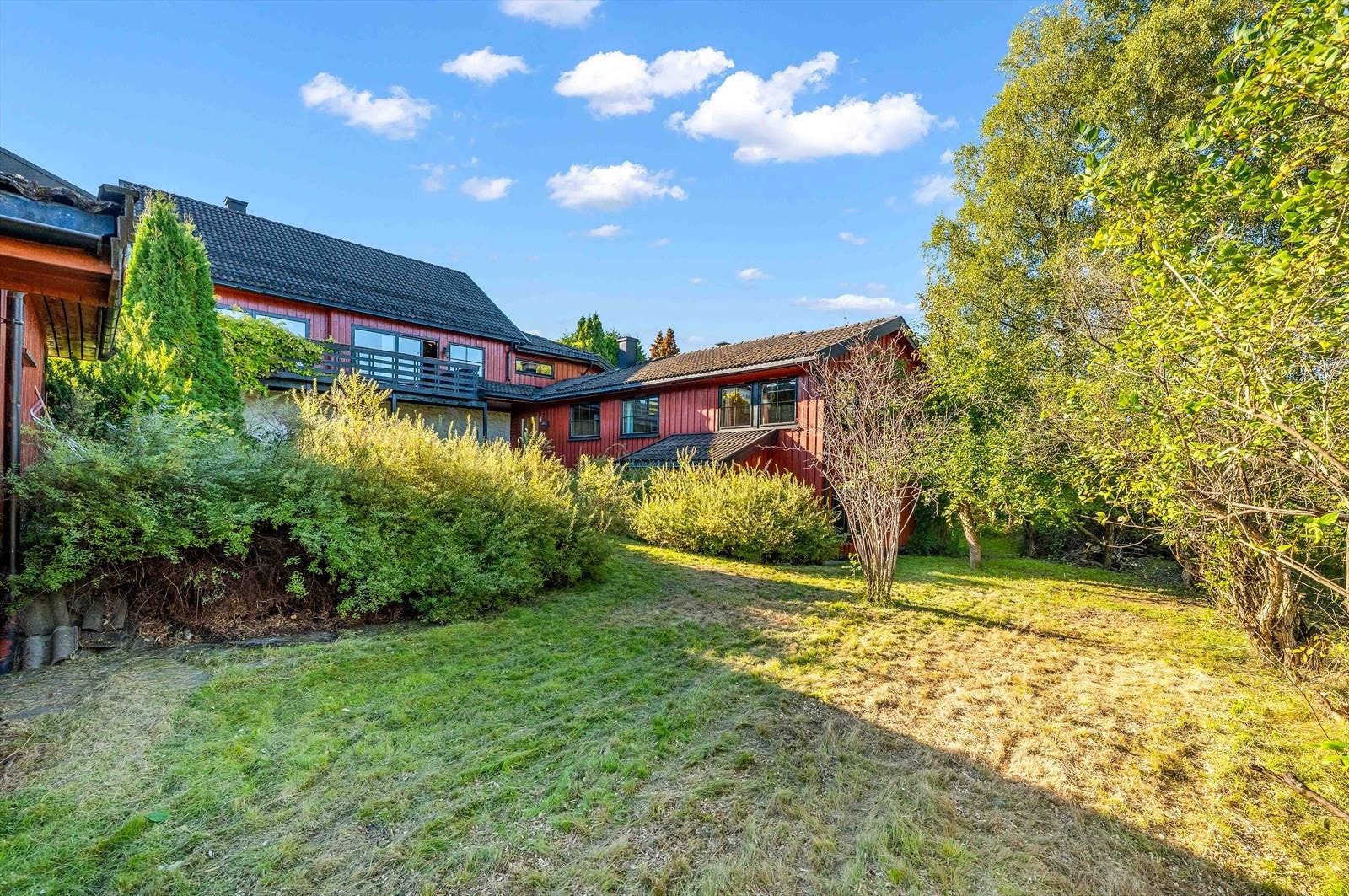 Den romslige tomten gir flott utsikt og god plass til lek og avslapning. Galleribilde