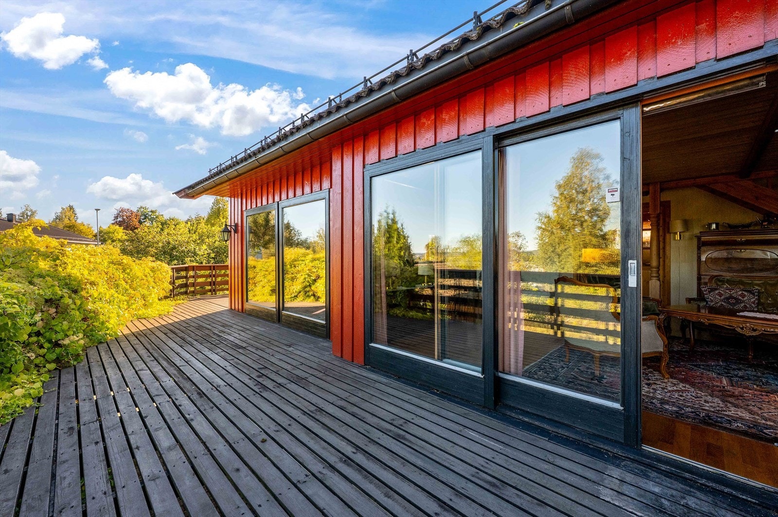 Fra stuen er det utgang til en stor veranda på ca. 44,7 m². Galleribilde