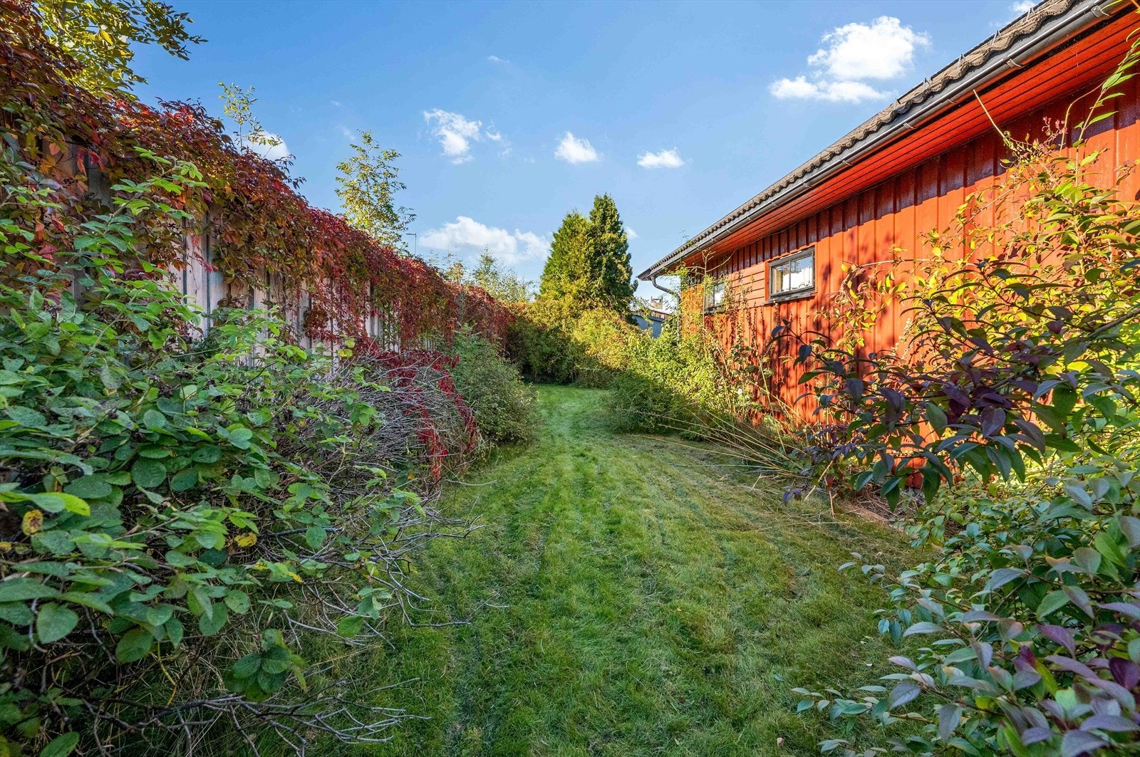 Tomten fremstår som både funksjonell og tiltalende, og utgjør et verdifullt element ved eiendommen. Galleribilde