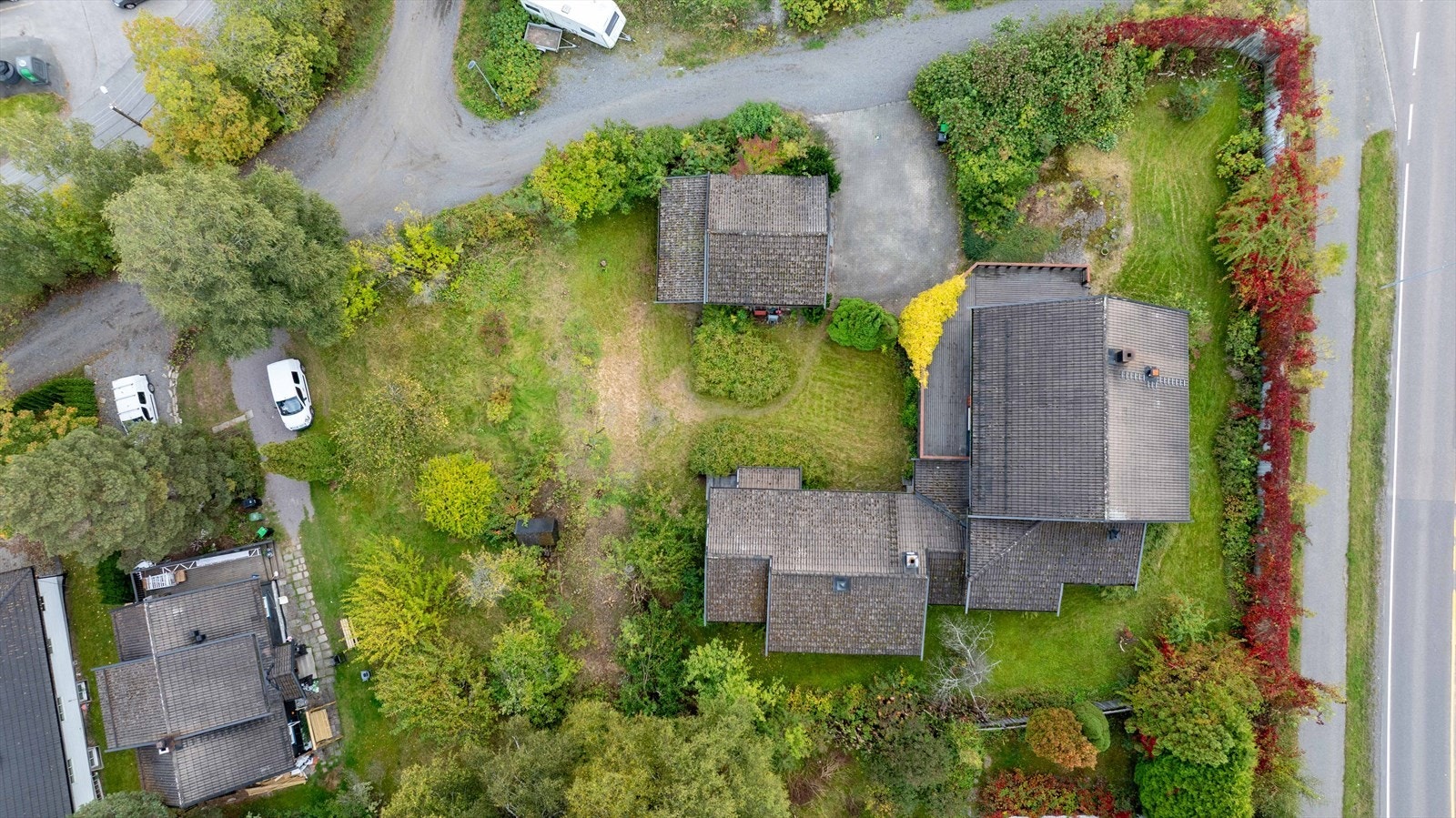 Boligen er preget av alder og trenger oppussing. Her har du muligheten til å sette ditt eget preg og skape din drømmebolig! Galleribilde