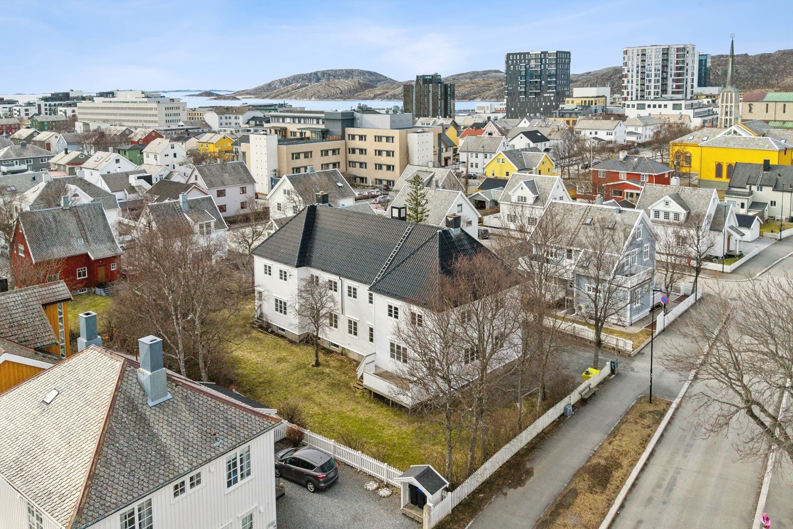 Mot sør er det terrasse og en romslig hage m/noe beplantning - Gode solforhold! Galleribilde