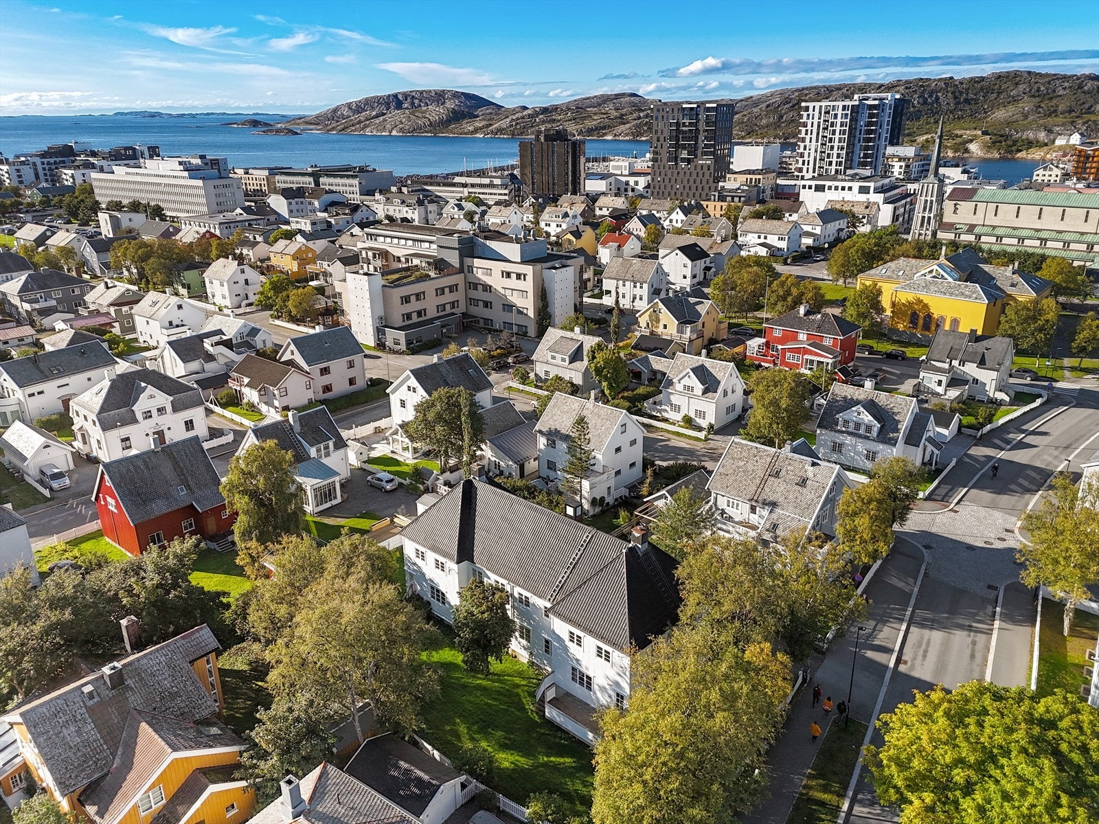 Boligen ligger fint plassert i Bodøs fineste villastrøk, hvor du bor svært sentralt og samtidig tilbaketrukket fra de travleste gatene Galleribilde