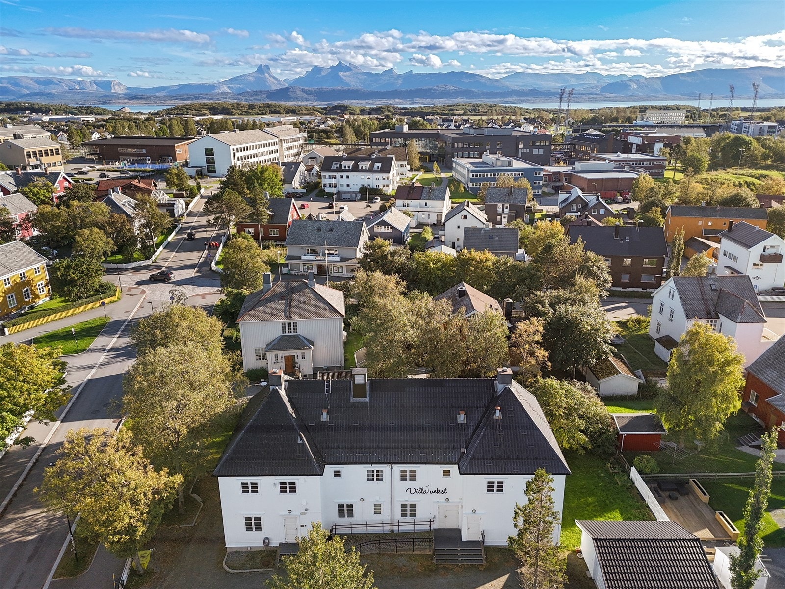 Bygget ble opprinnelig oppført i 1918, og er ett av få bygninger i området som overlevde 2. verdenskrig - Bygget fungerte som prestebolig frem til kommunen overtok på 80-tallet Galleribilde