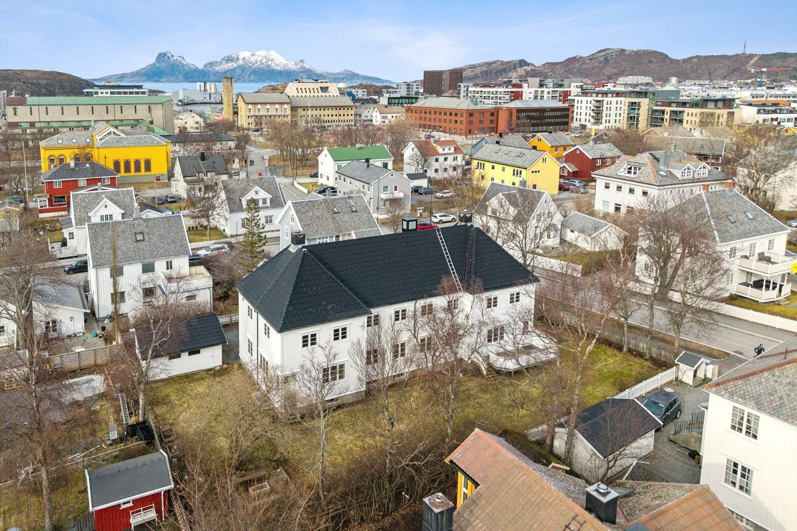 Det er nærhet til flere barnehager, skoler i alle trinn, bussholdeplass med gode forbindelser og flere matbutikker Plysjbyen består i stor grad av eneboliger/villabebyggelse med romslige tomter, noe som er med på å skape et hyggelig bomiljø Galleribilde