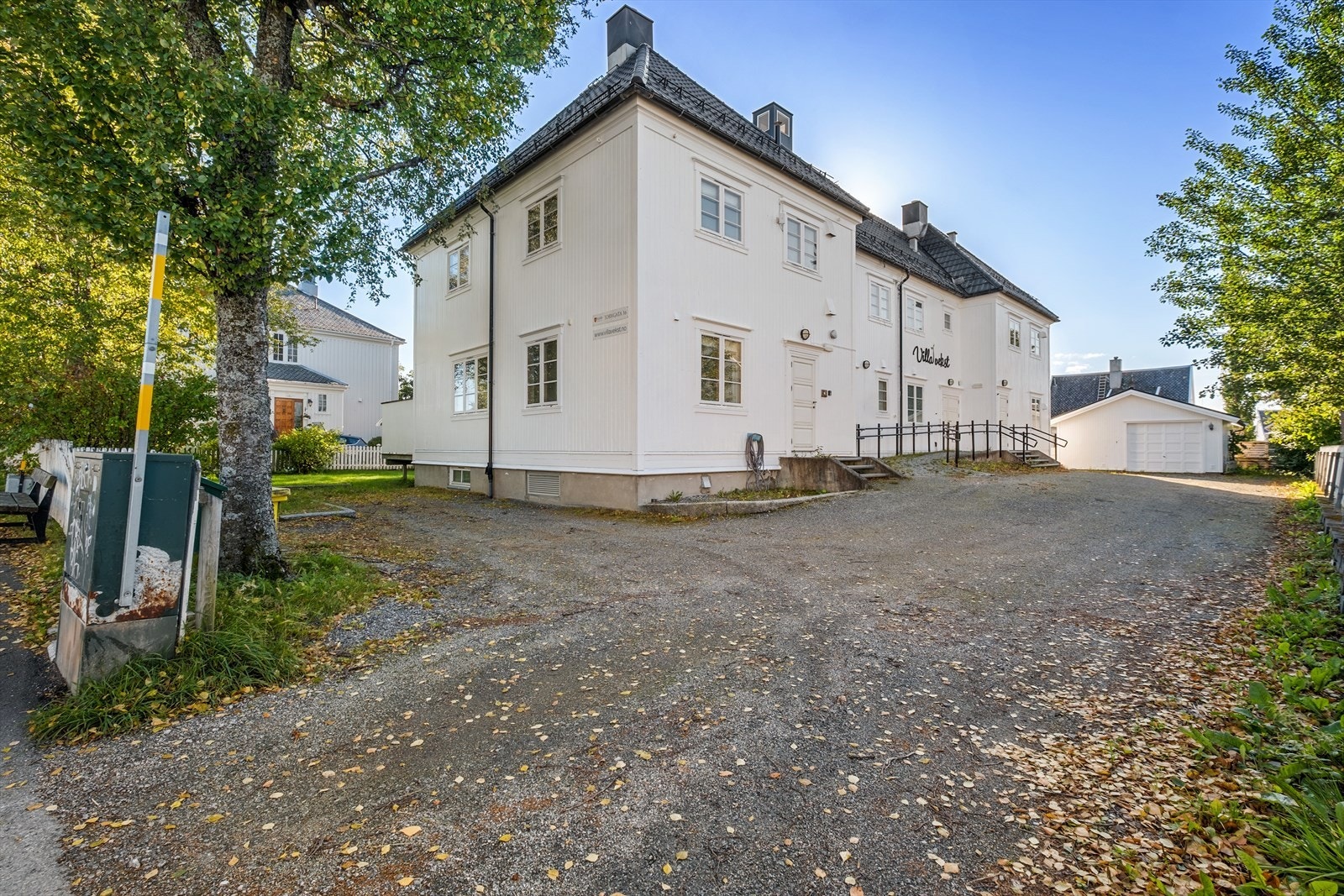 Det er inngangsparti og trappeløp i begge fløyene - Den ene siden har i tillegg heis som gir enkel adkomst til de ulike etasjene Galleribilde