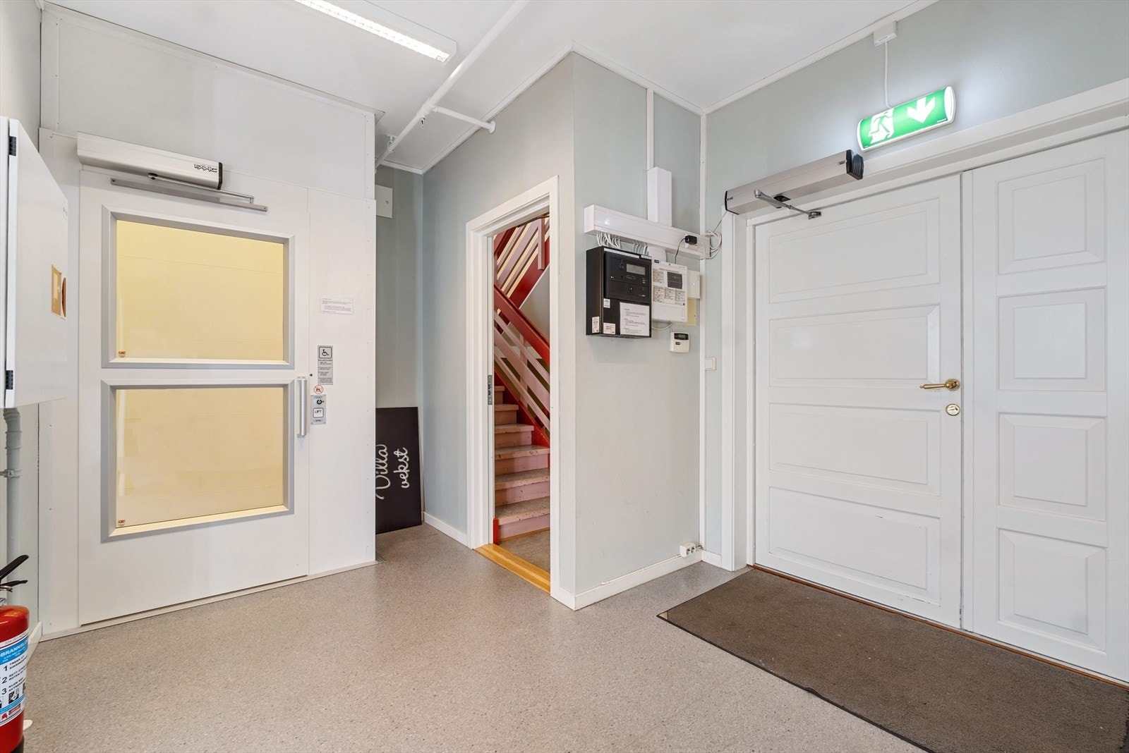 Entrè/gang med heis og trappeløp Galleribilde
