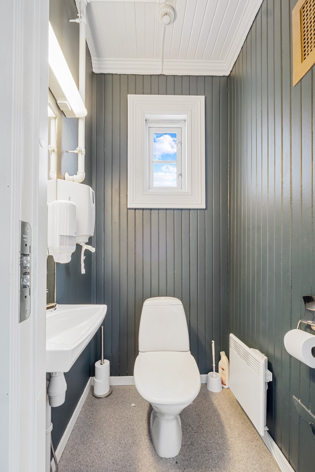 Det ene toalettrommet har vinyl på gulv og vegger med panel/strie - Toalettrommet inneholder WC og servant Galleribilde