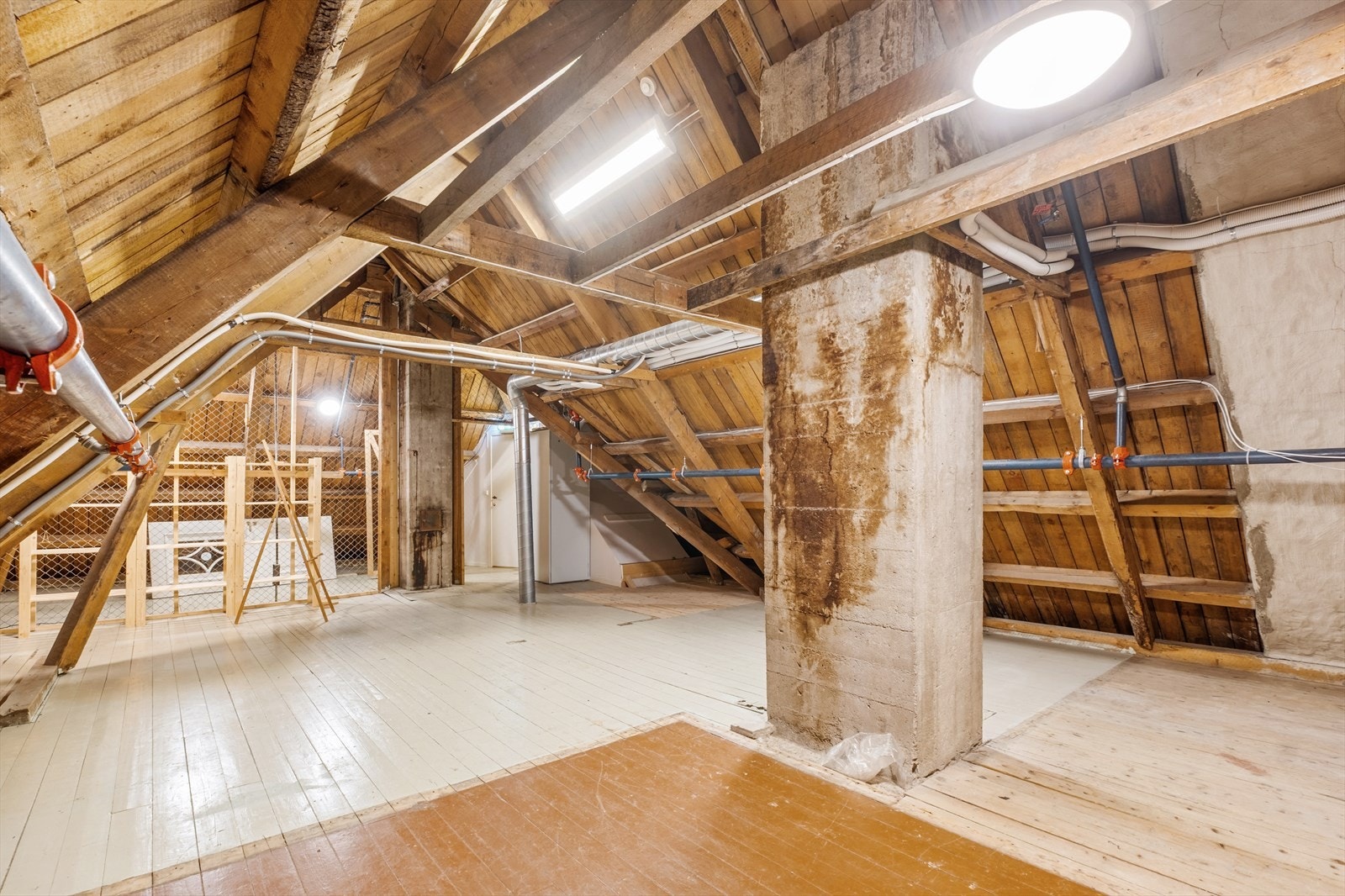 På byggets vestre del er det et stort loft Galleribilde