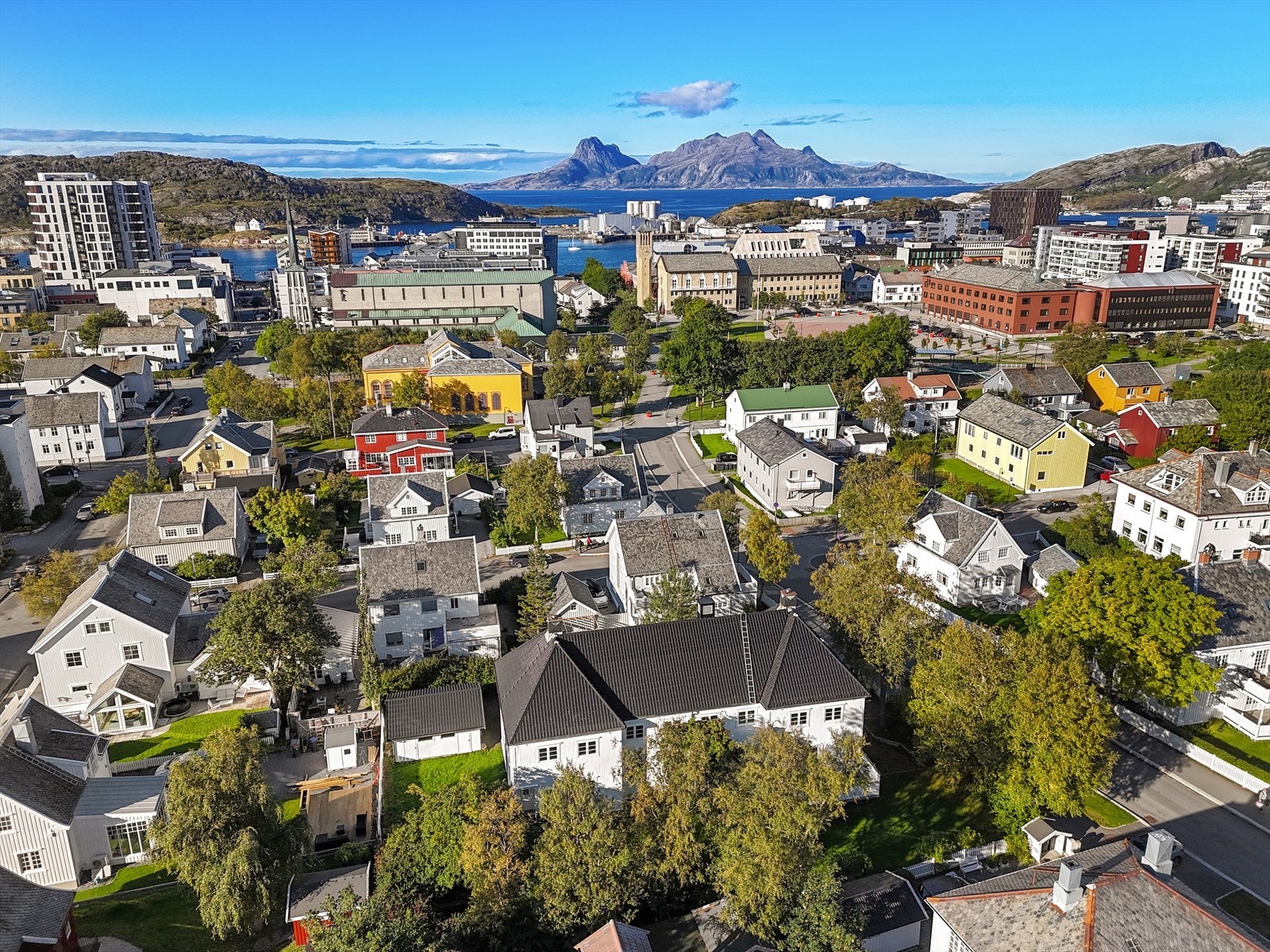 Beliggenheten er svært god, med rolige omgivelser samtidig som det er gangavstand til sentrum, skoler, barnehager og flere flotte parkområder Galleribilde
