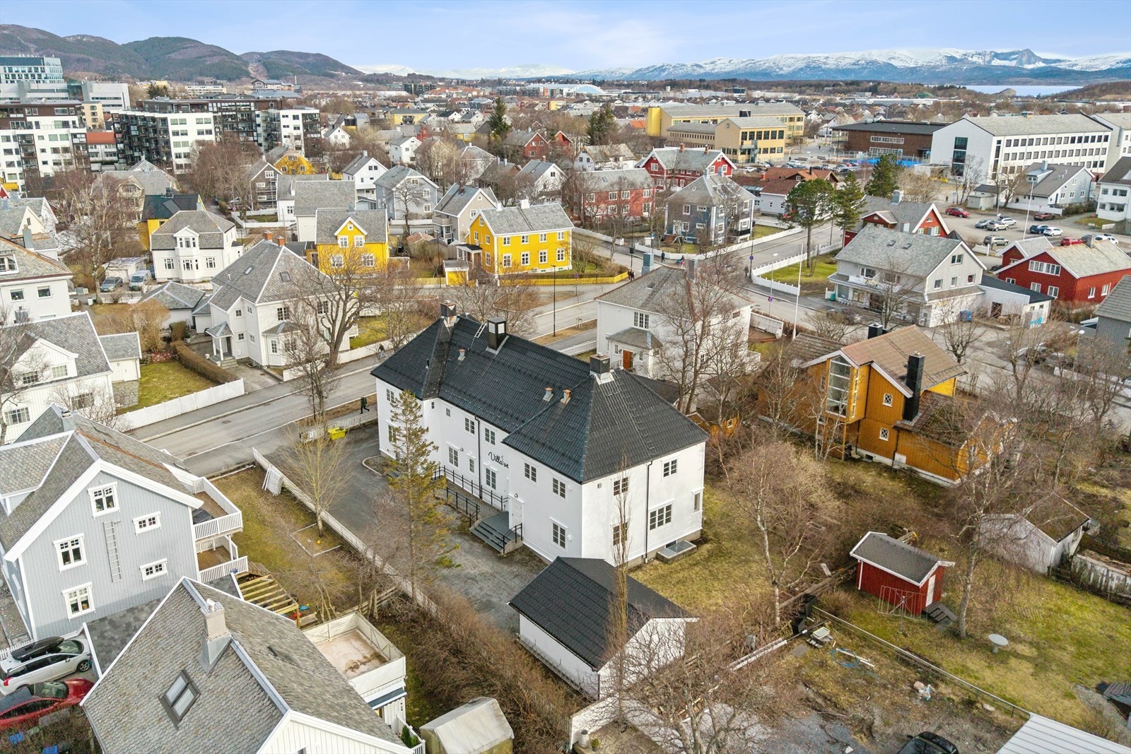 Eiendommen er opparbeidet med gruslagt innkjørsel og en romslig inngjerdet hage med innslag av busker/trær Galleribilde