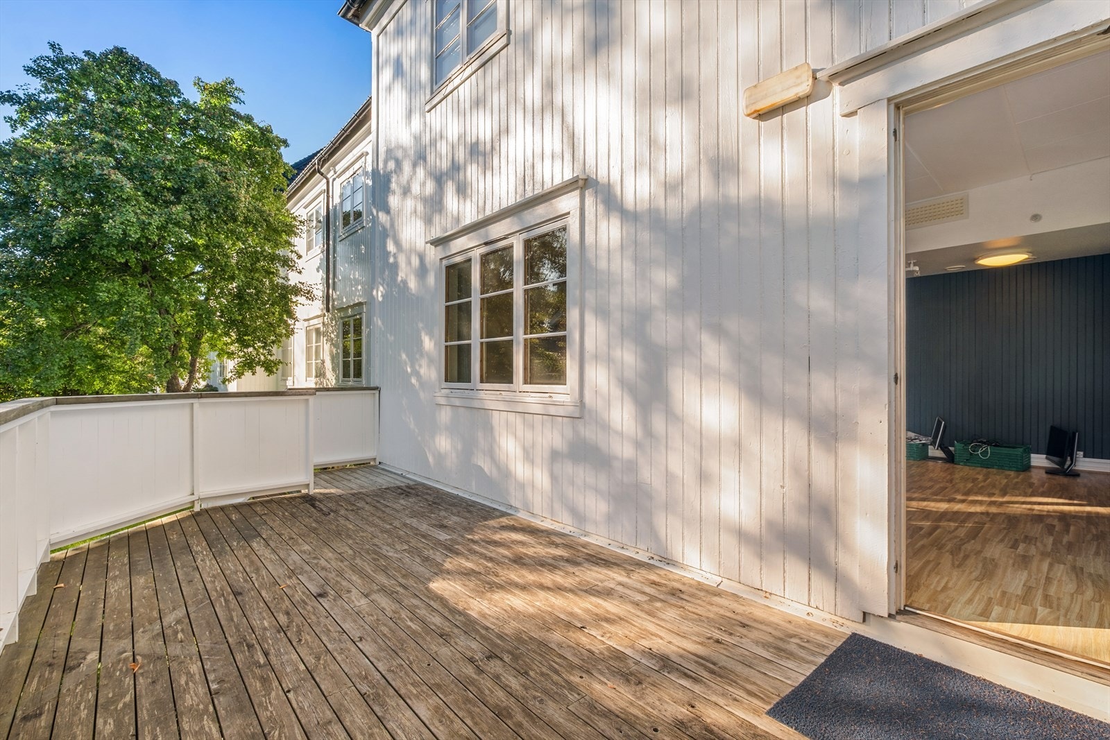 Sørvendt terrasse med utgang fra en av stuene i 1. etasje Galleribilde