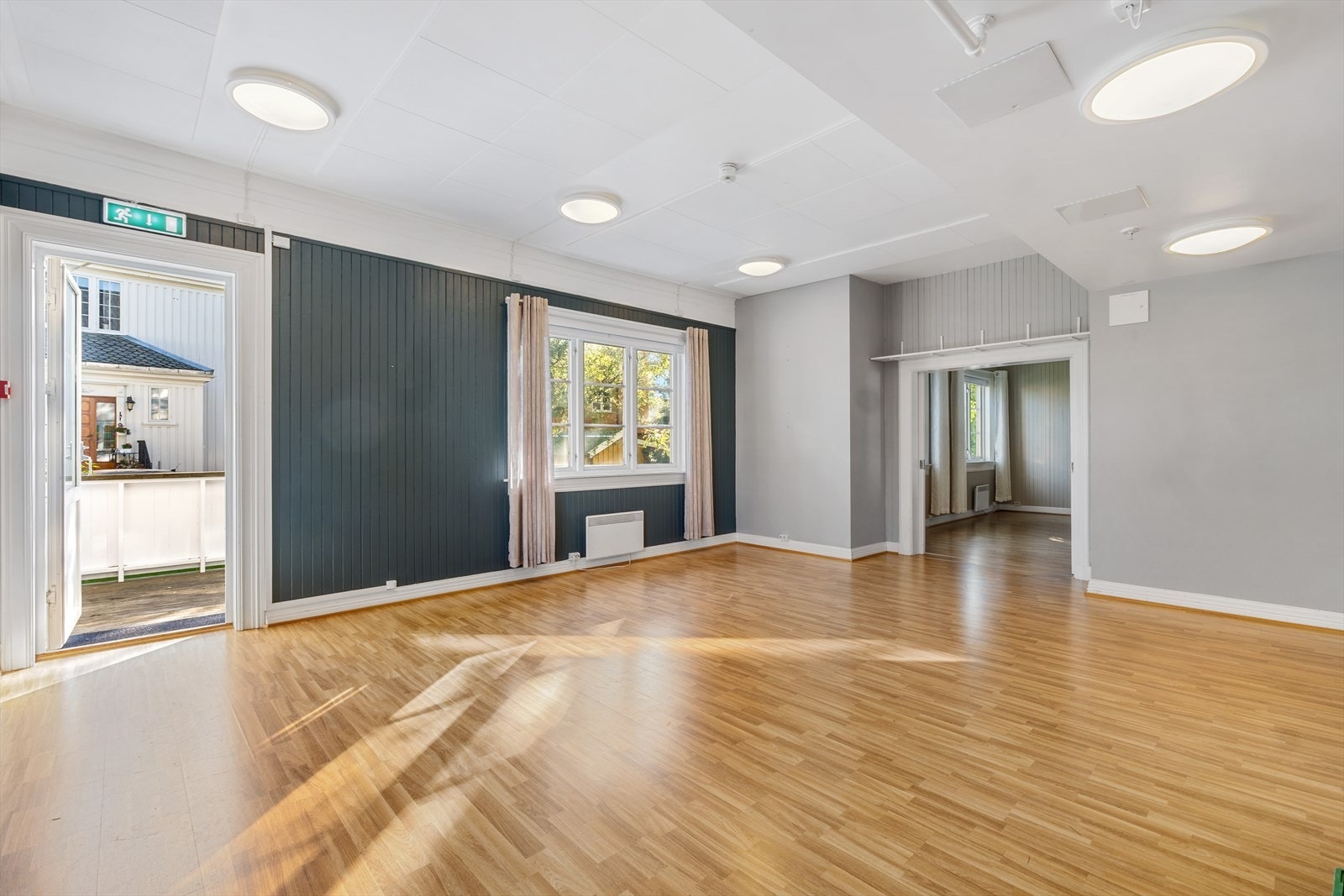 Videre i 1. etasje er det i dag tre stuer, spisestue, kjøkken, to kontor, to toalettrom og bod Galleribilde