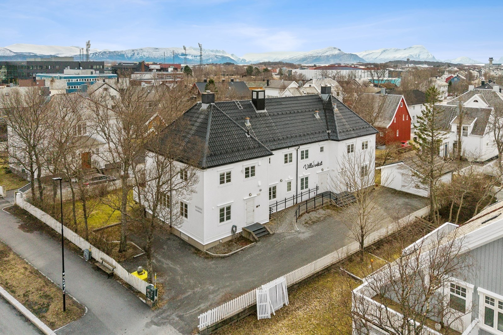 Med frittstående garasje og stor gruset innkjørsel er det gode parkeringsforhold Galleribilde