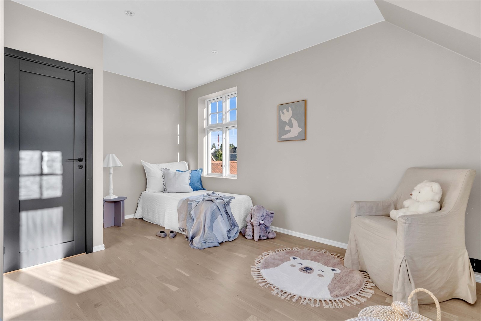 Rommet passer ypperlig som barnerom, gjesterom eller et hjemmekontor. Galleribilde