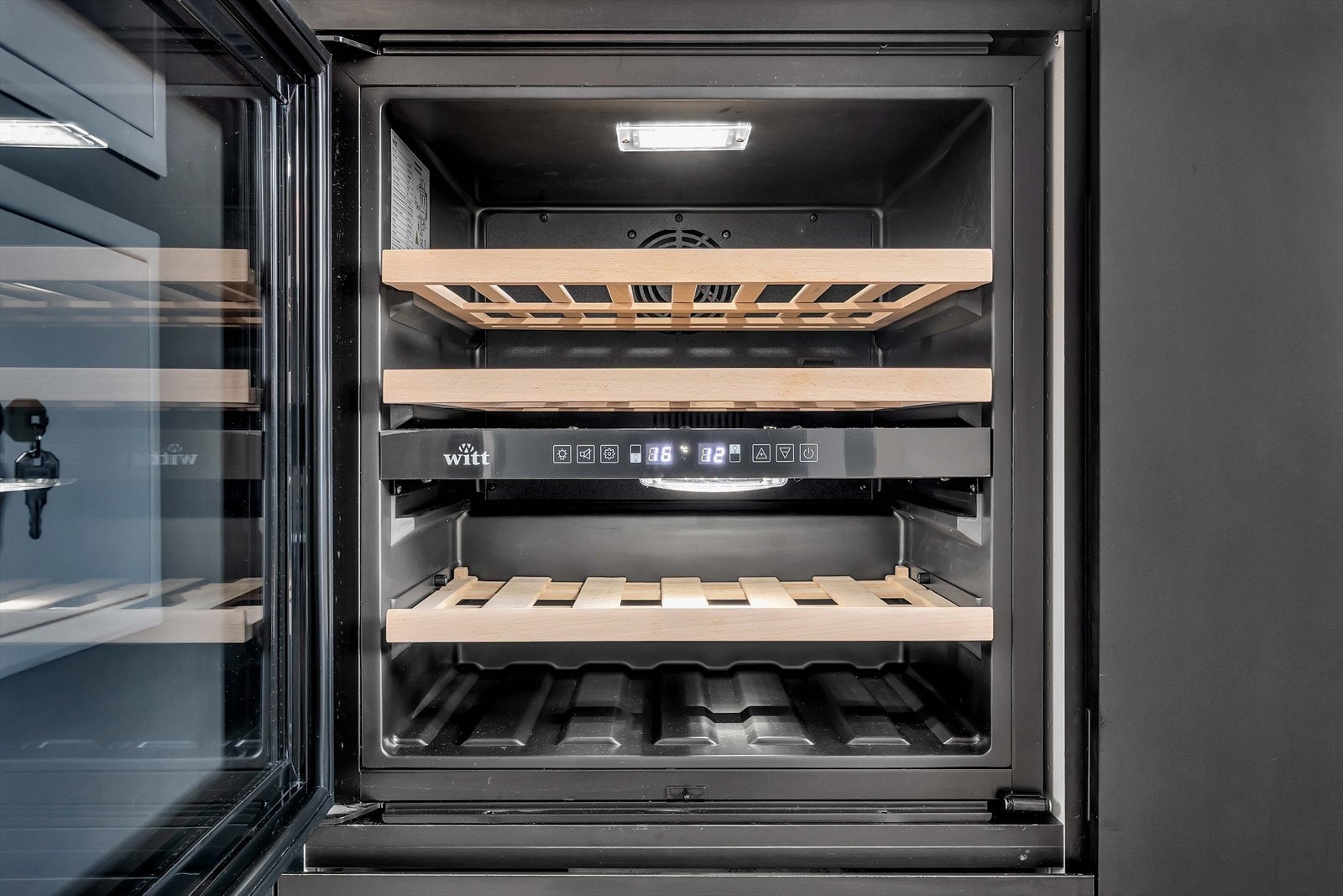 Nydelig kjøkken med gjennomtenkte løsninger, og flott integrert vinskap. Galleribilde