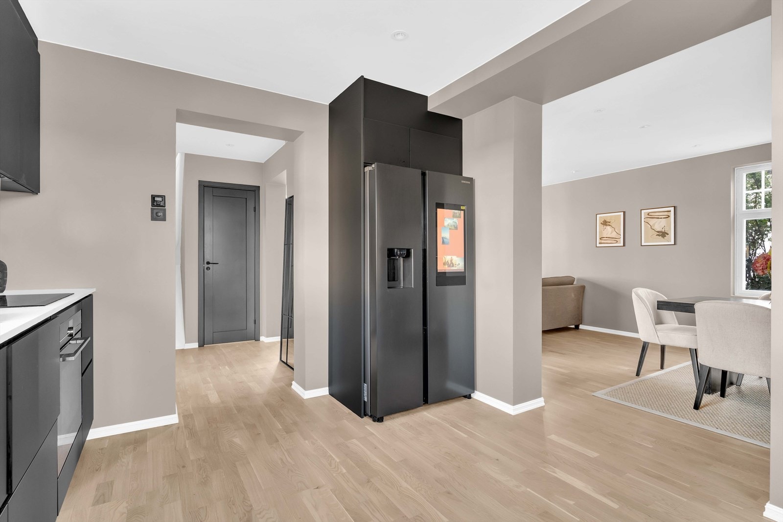 Den åpne kjøkkenløsningen er perfekt for deg som er sosial, og liker å ha middagsgjester. Her er det god plass til at mange kan kokkelere sammen. Galleribilde