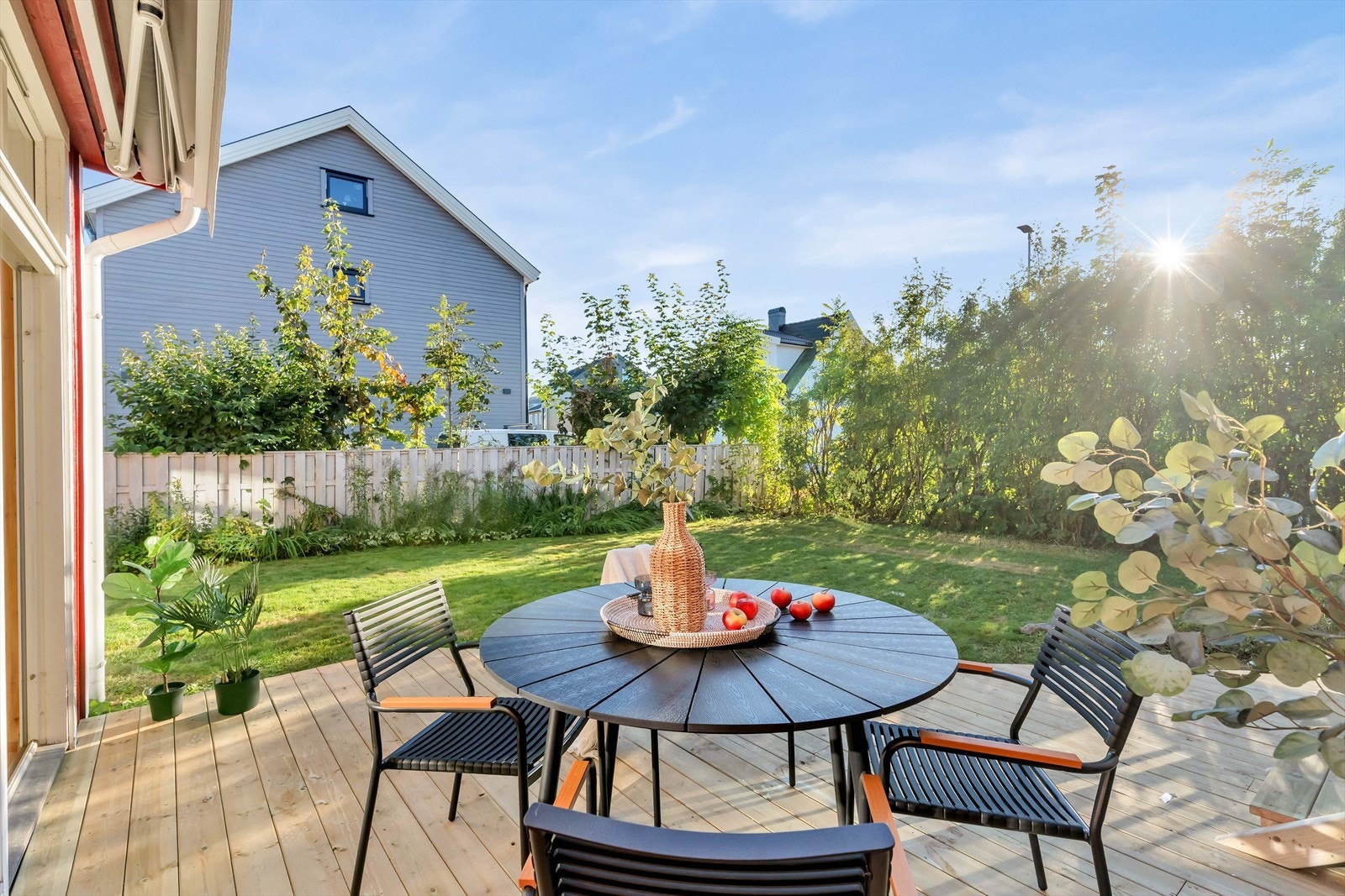 Her er det god plass til utemøblement, og god boltreplass til både festmåltider og avslappende sommerkvelder i godt lag. Galleribilde