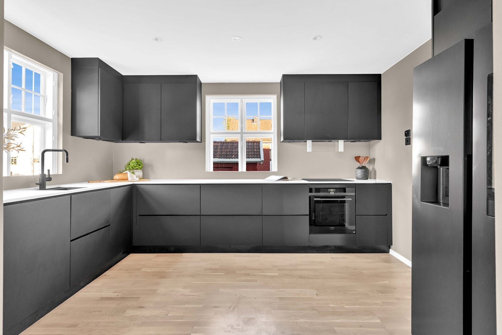 Fra spisestuen kommer du inn til et lekkert og moderne kjøkken. Galleribilde