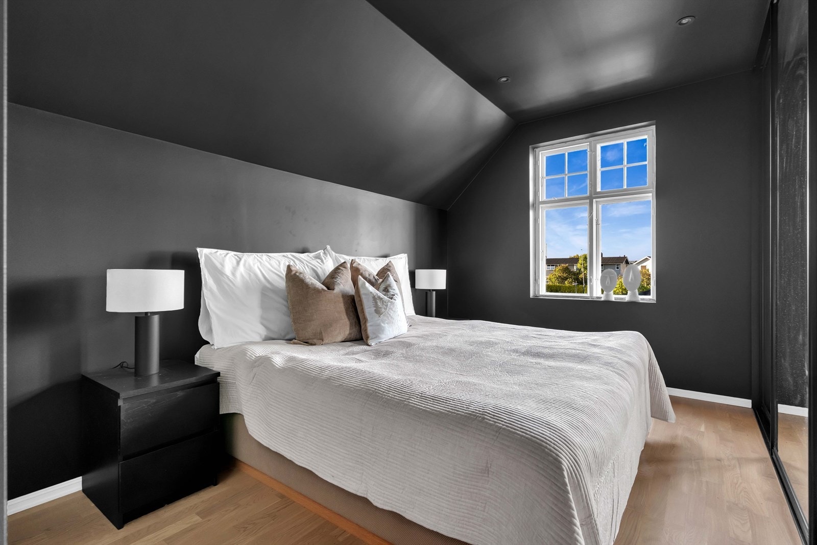 Hovedsoverommet har en svært god størrelse med god plass til både dobbelseng og andre møbler. Galleribilde