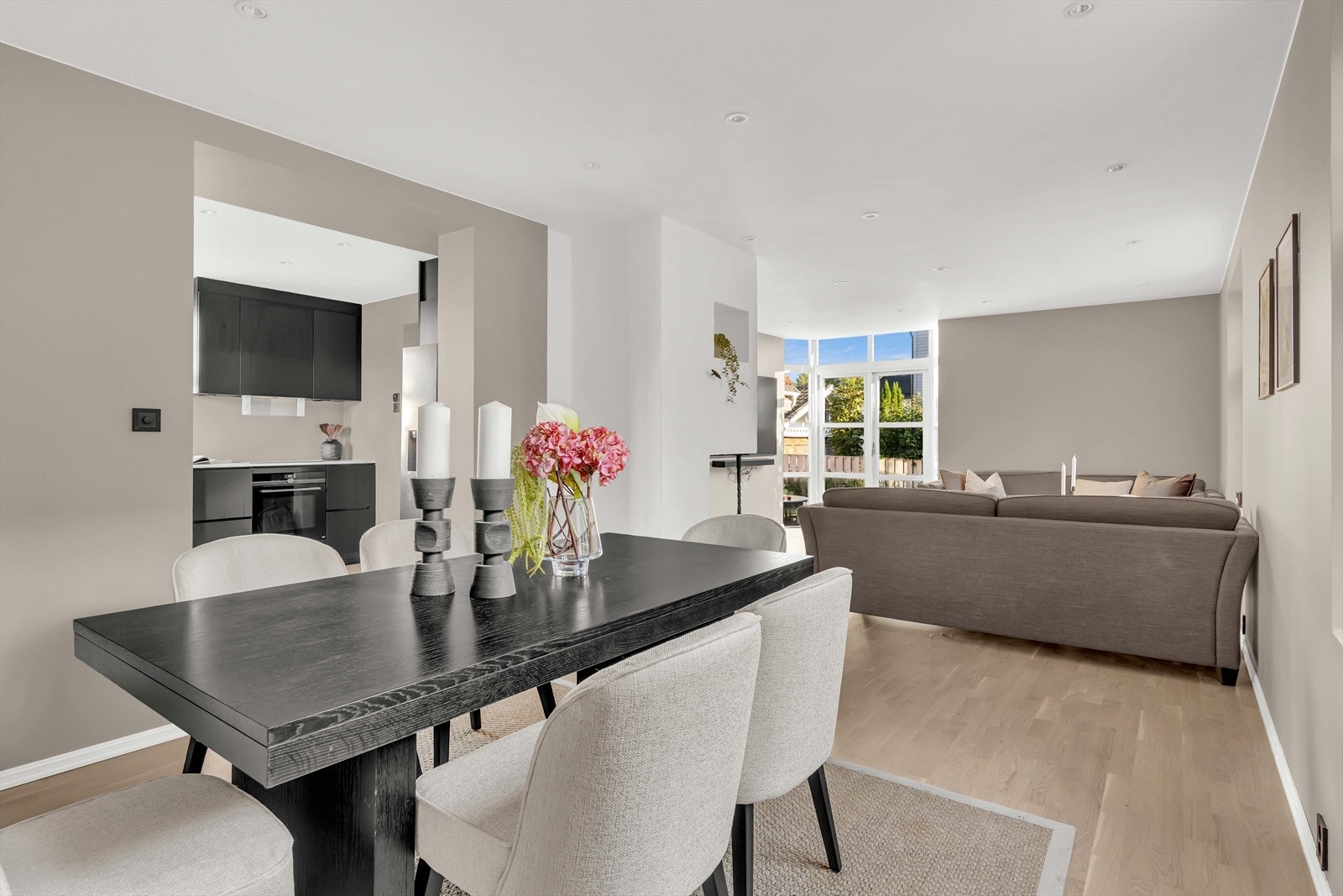 Rommet har en flott planløsning, gode møbleringsmuligheter og godt tilpasset et sosialt liv. Galleribilde