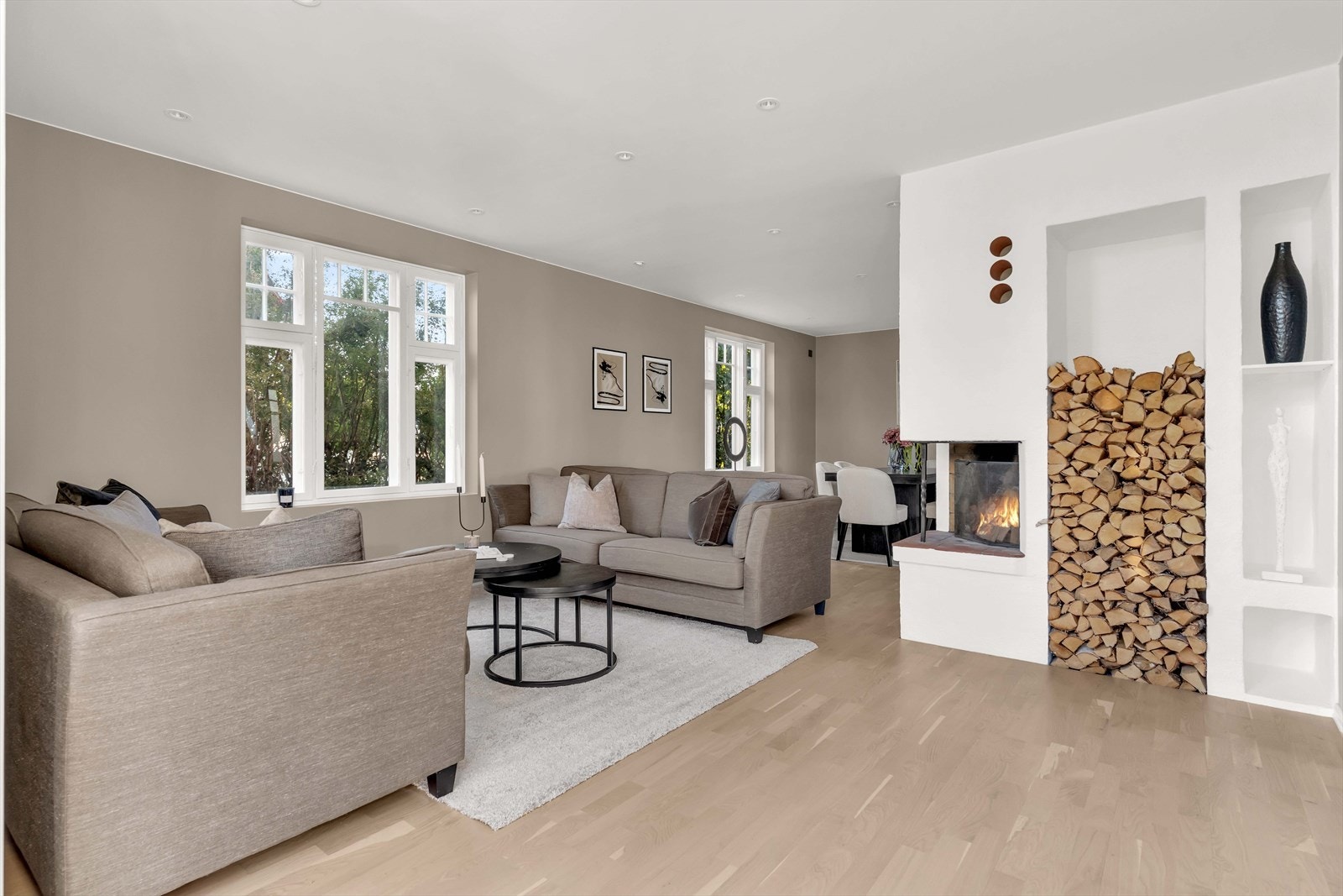 I stuen finner du en flott peis, som holder deg varm gjennom høst, vinter og vår. Galleribilde