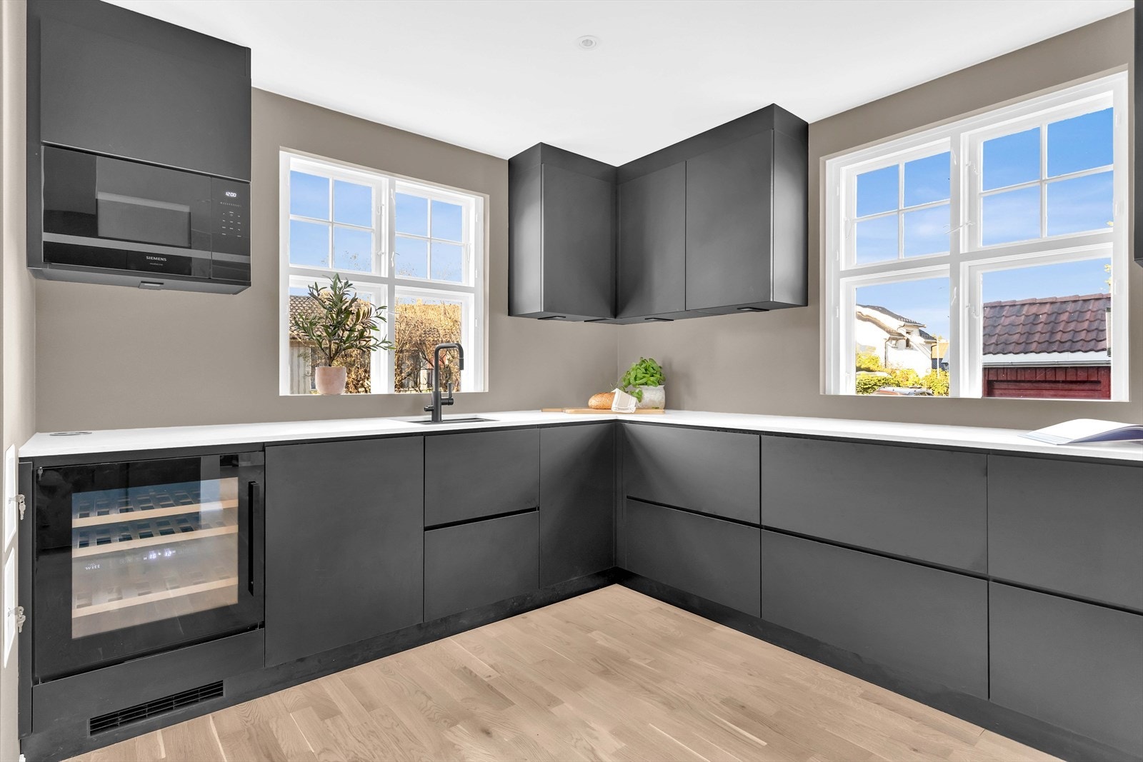 Kjøkkenet er godt utnyttet med mye skap- og benkeplass. Galleribilde