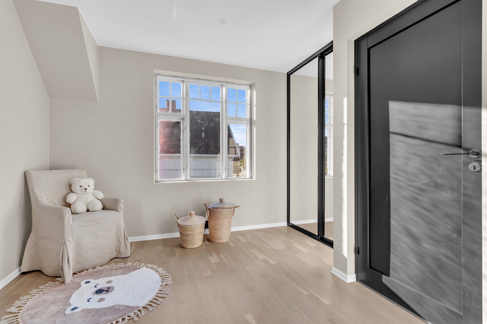 Her er det montert rikelig med garderobeskap. Galleribilde