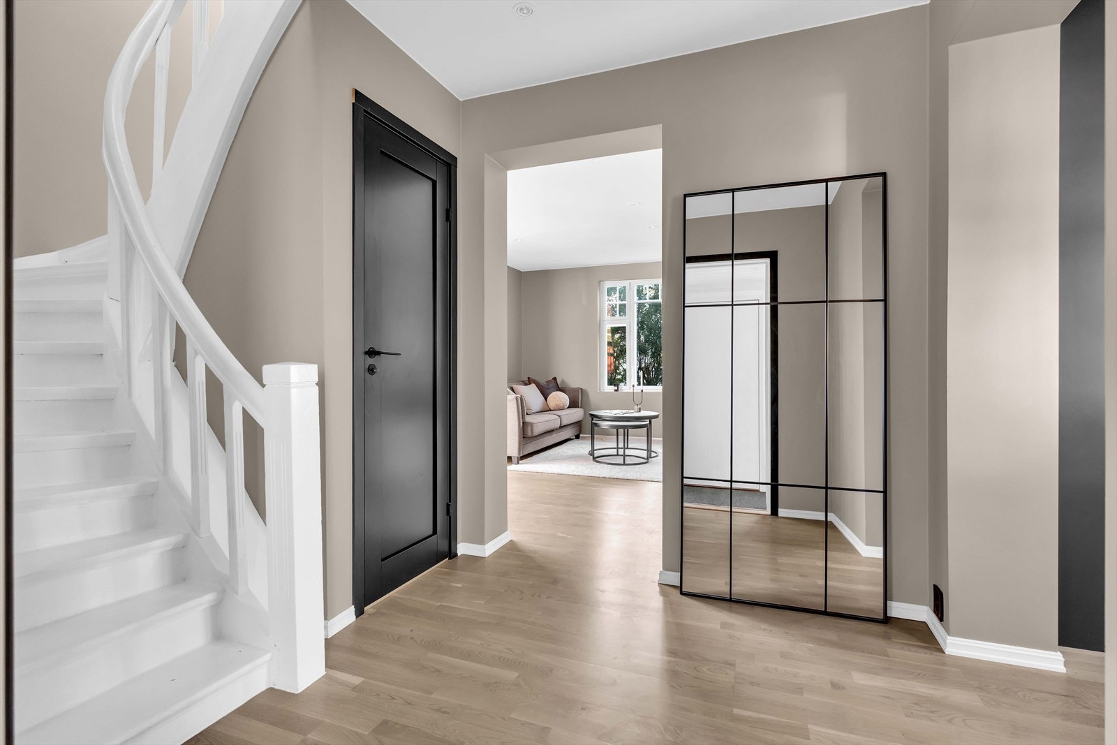 Velkommen inn! Her blir man møtt av en lys og innbydende entré med god takhøyde og plass til oppbevaring. Den stilrene trappen leder deg videre til boligens andre etasje. Galleribilde