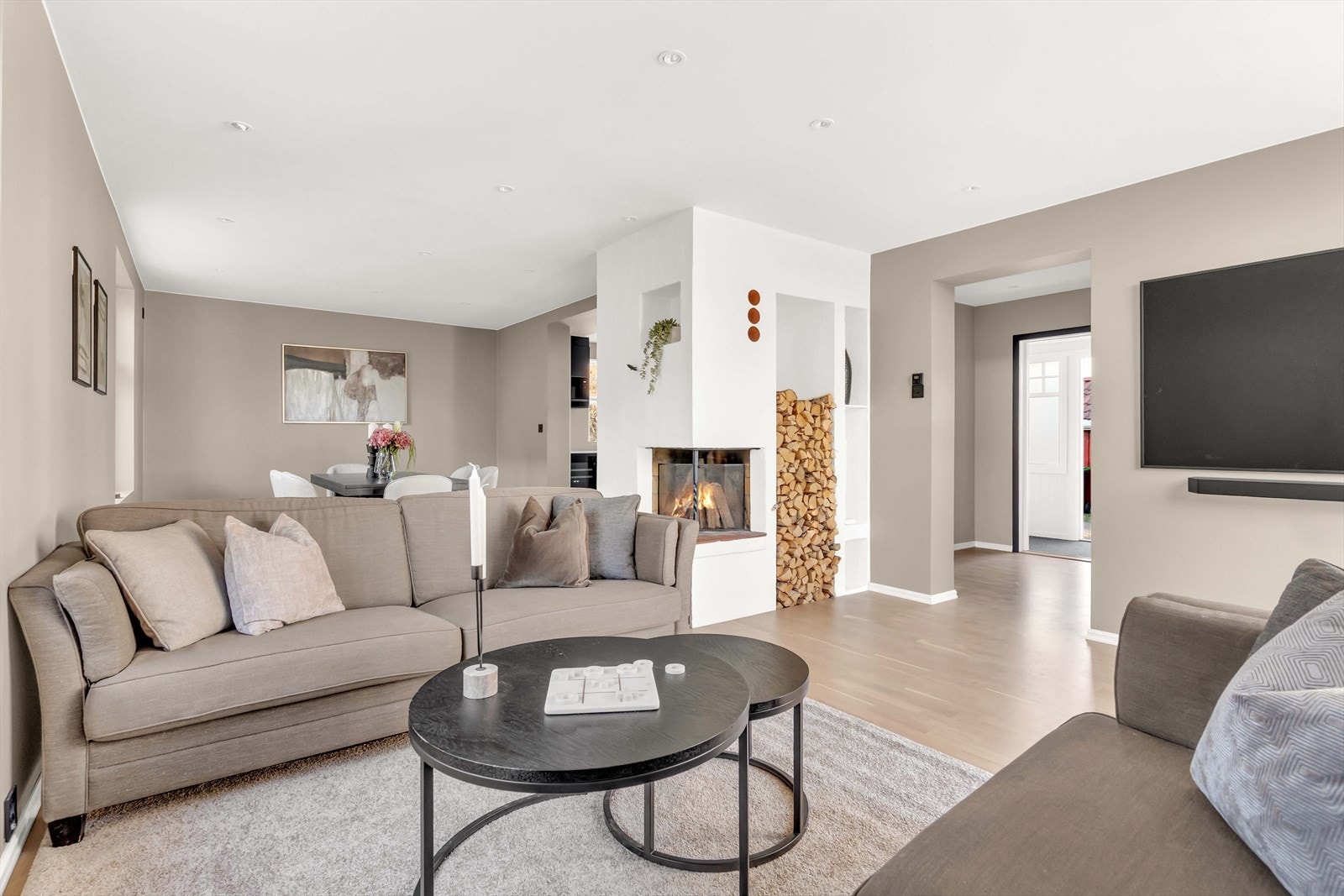 Boligens stue er tildelt store deler av arealet i første etasje, og fremstår som boligens samlingspunkt. Galleribilde