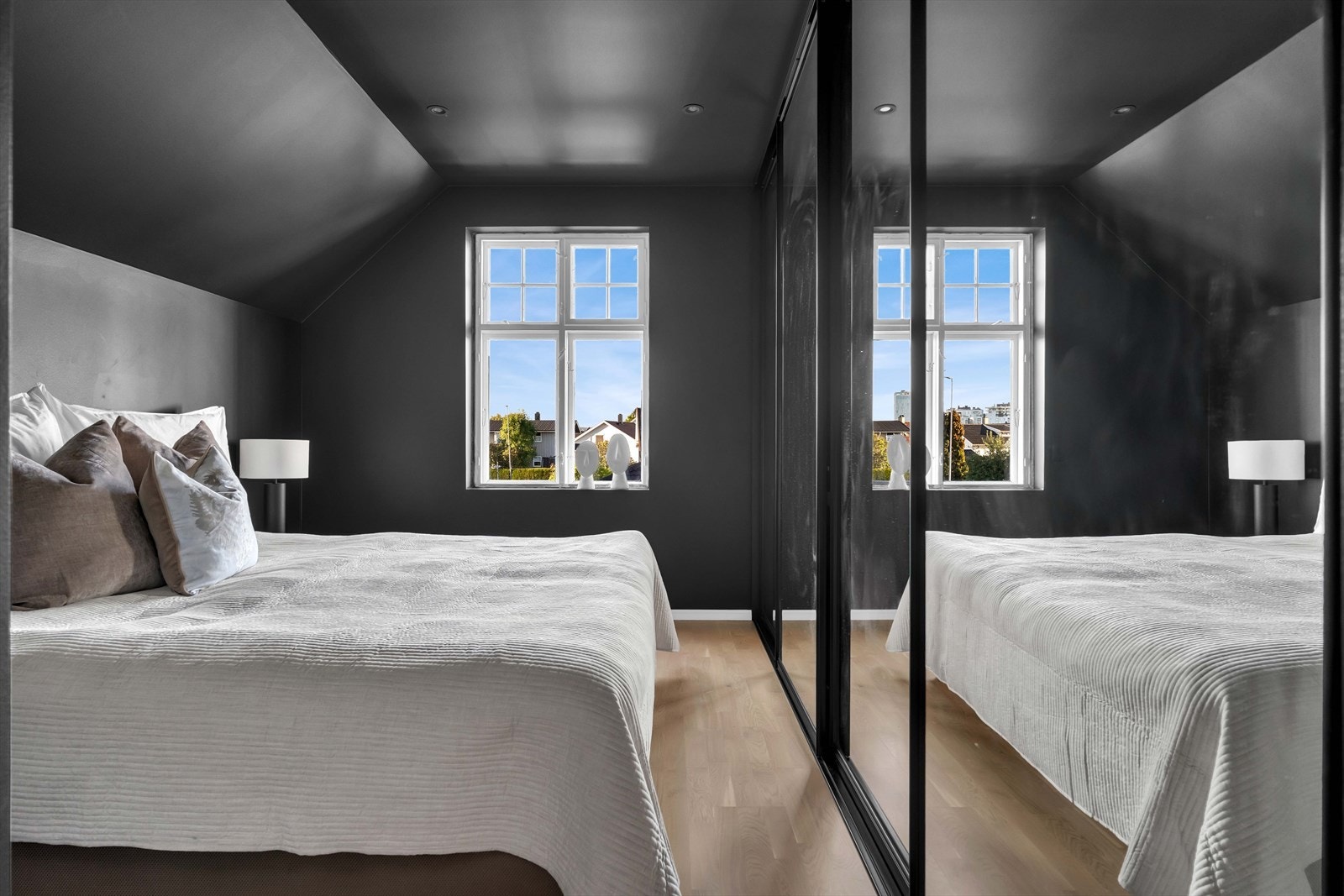 Stor skyvedørsgarderobe med god plass til klesavheng. Galleribilde