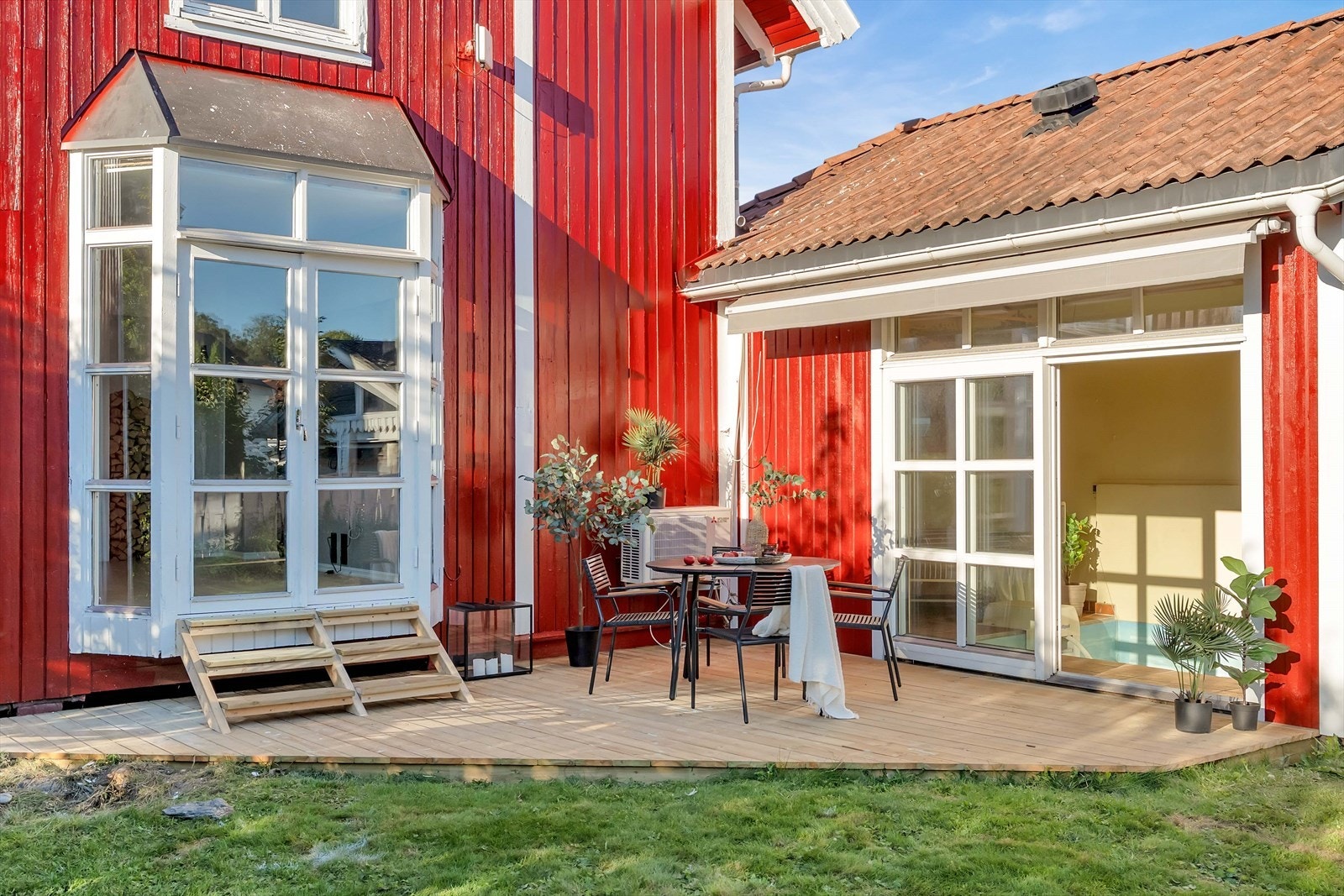 En flott terrasse med har adkomst fra stuen. Galleribilde