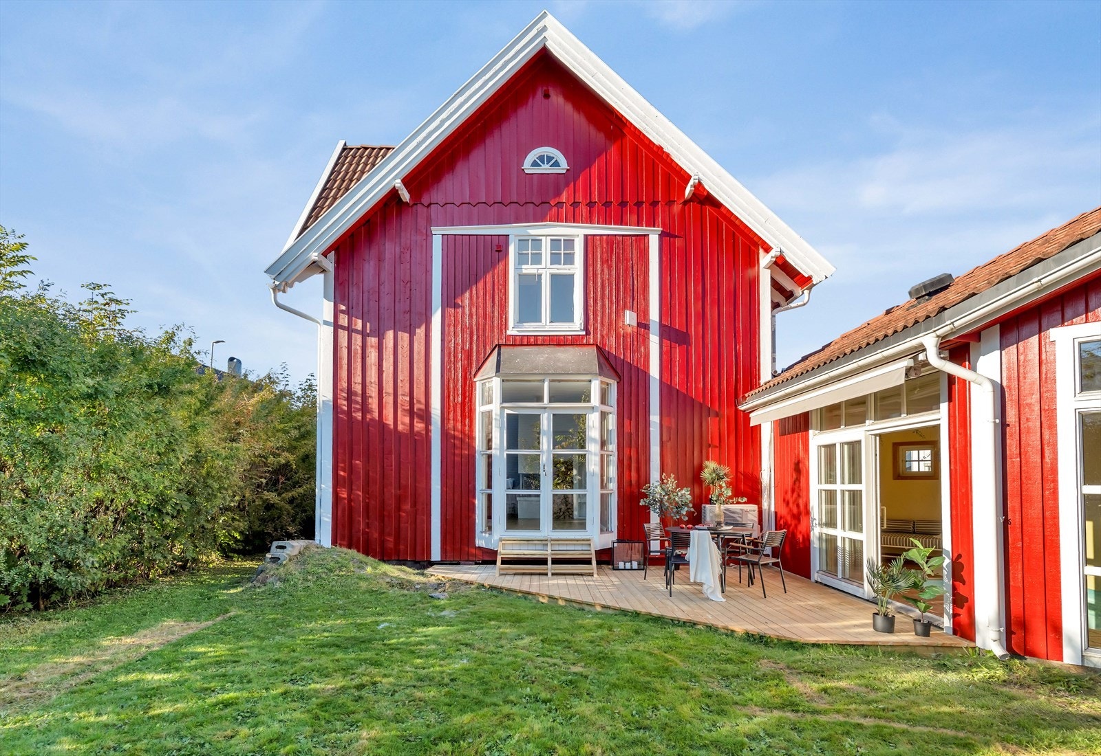 Tomten er stor og er opparbeidet med plenareal, hekk mot naboene og en terrasse. Galleribilde