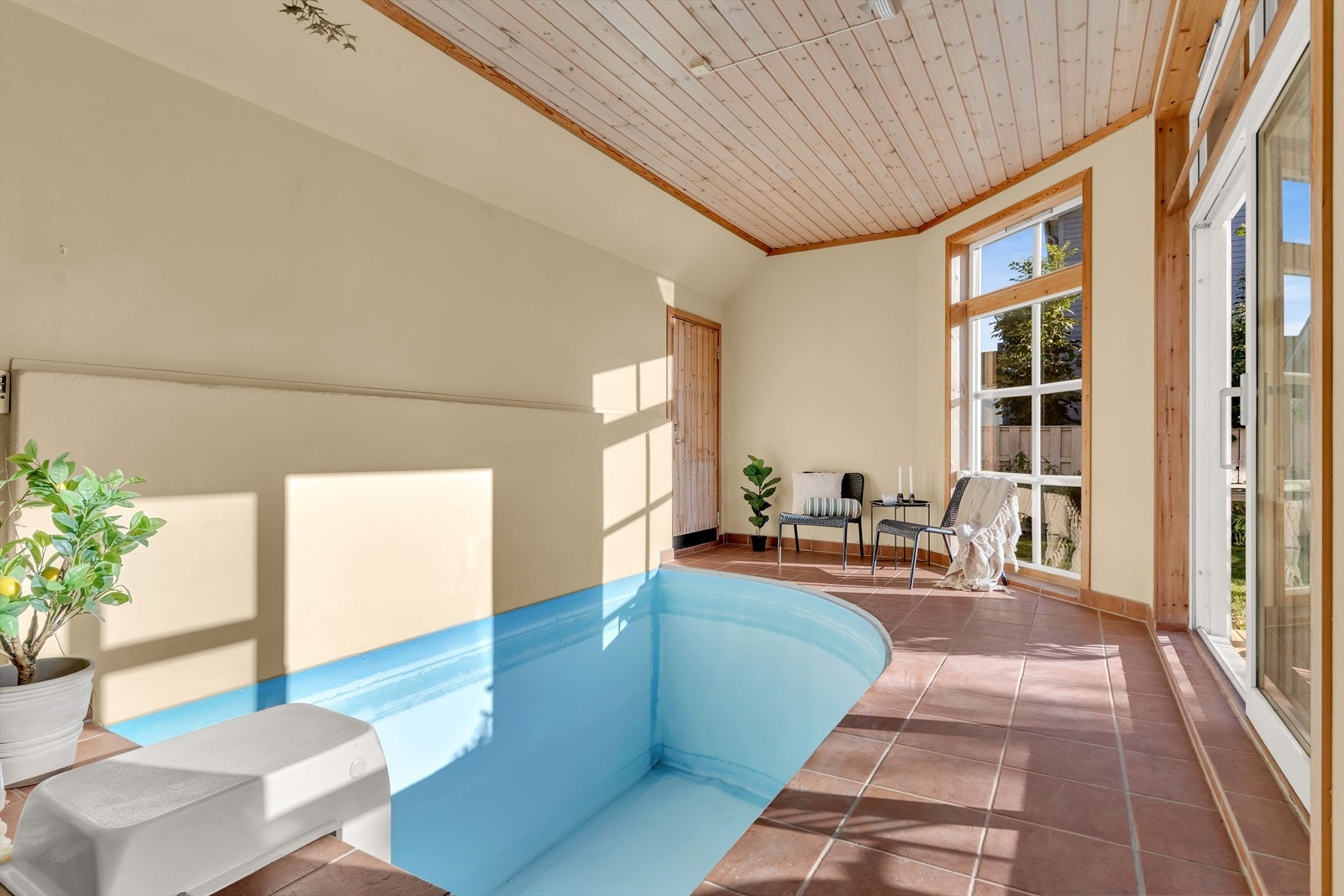 Lekkert uthus med basseng. Galleribilde