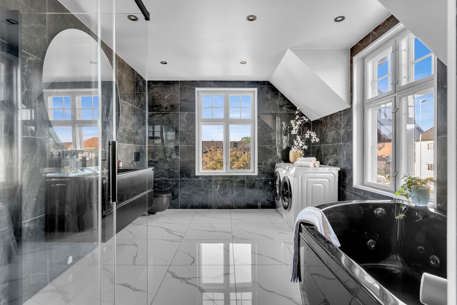 Delikat baderom med tidløse fliser på vegger og gulv. De mørke flisene gir spafølelse i eget hjem. Galleribilde