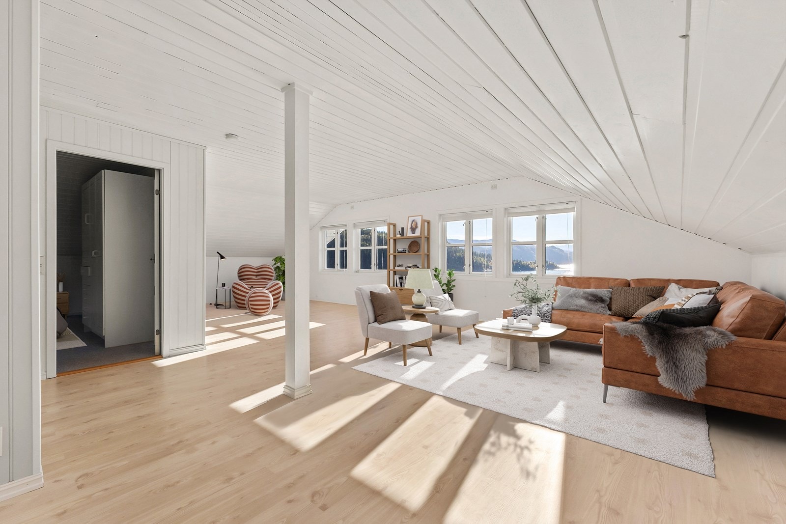 På loftet er det åpent rom med mange muligheter; enten en ekstra tv-stue, soverom, hobbyrom eller hvilket behov ny eier måtte ha. (Digitalt stylet) Galleribilde