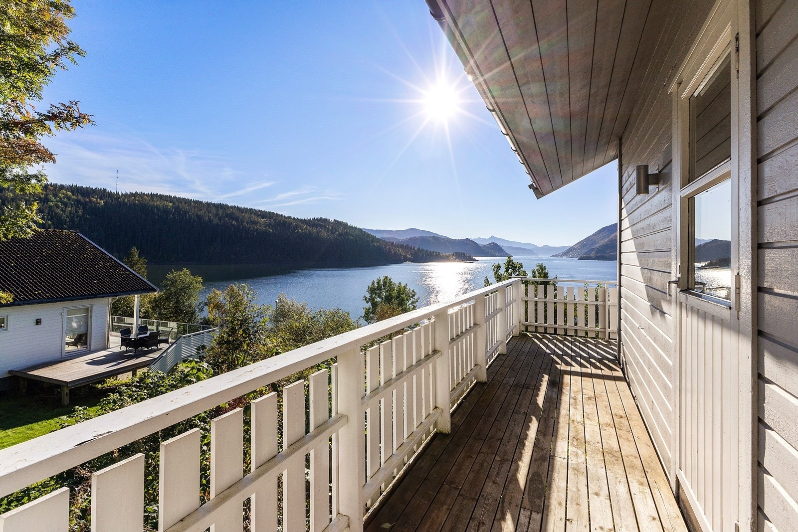 Skjermet del av balkongen passer ypperlig for tørking av klær uten at det synes fra resten av uteplassen. Galleribilde