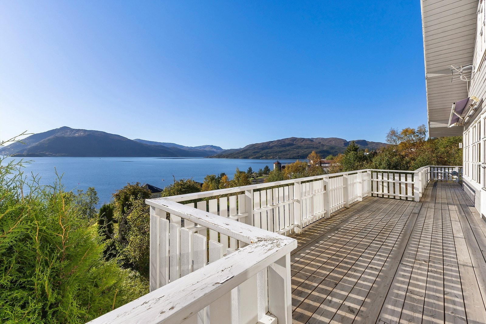 Utsikt over Elsfjorden, Esperviktinden og majestetiske Lukttinden. Galleribilde