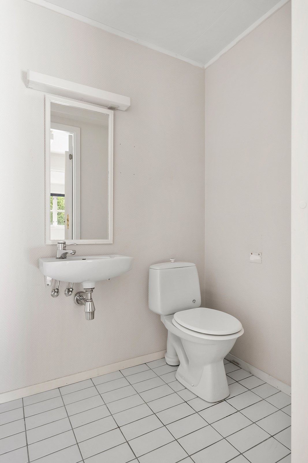 Vegg i vegg med badet/badstuen er et separat toalettrom. Galleribilde