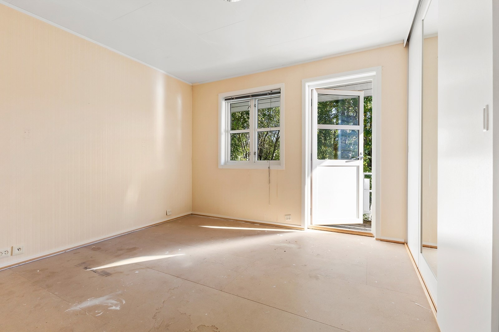 Det er ett soverom i hovedetasjen - dette er av god størrelse med plass til seng, nattbord og innredet med skyvedørsgarderobe. Utgang til altan. Galleribilde