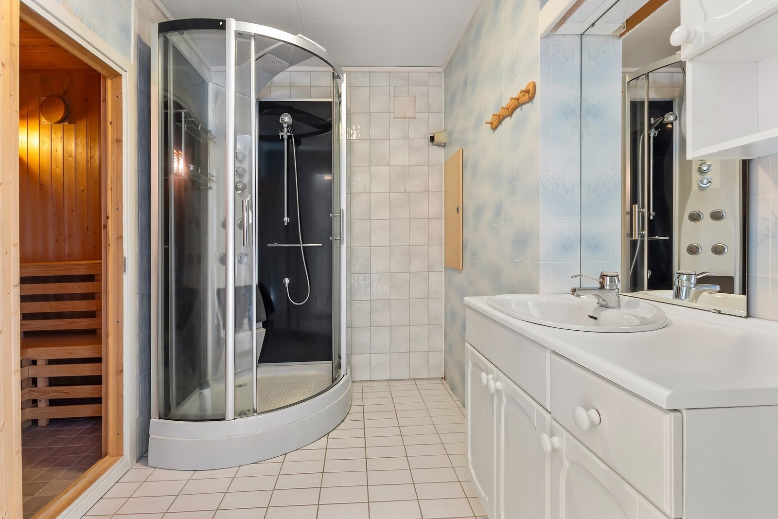 Bad i første etasje med tilgang til badstue. Galleribilde