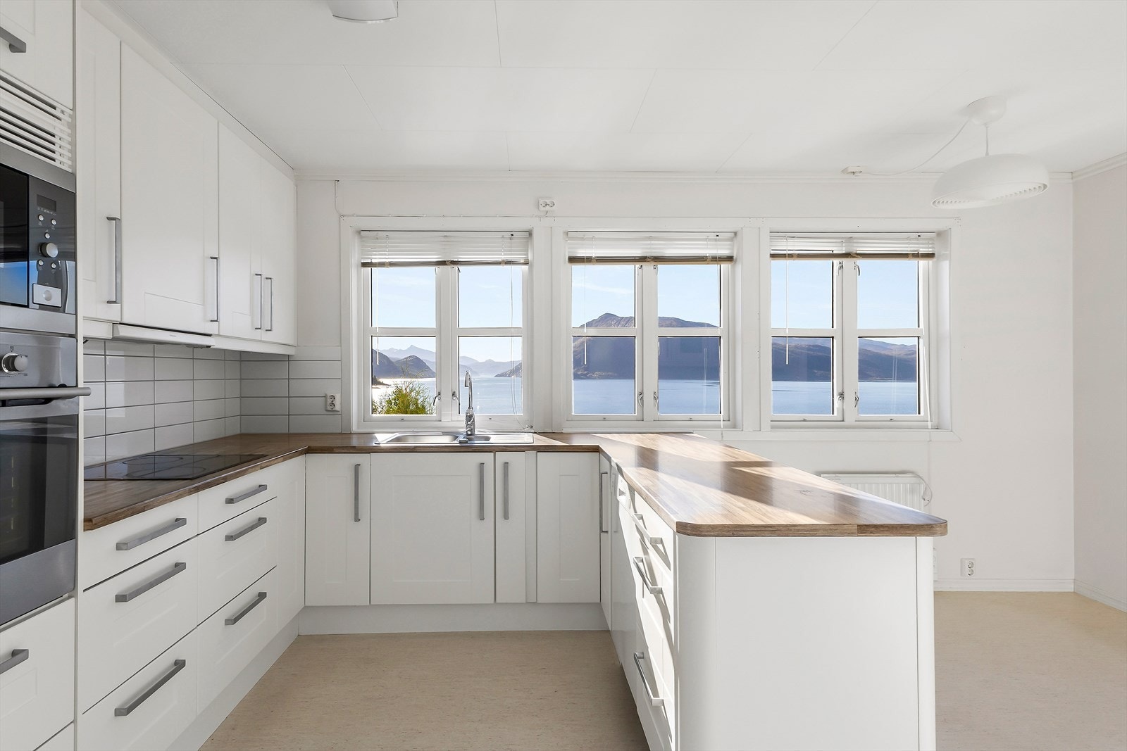 Boligen har en god planløsning og et internt bruksareal på 304kvm fordelt på 3 plan. Galleribilde