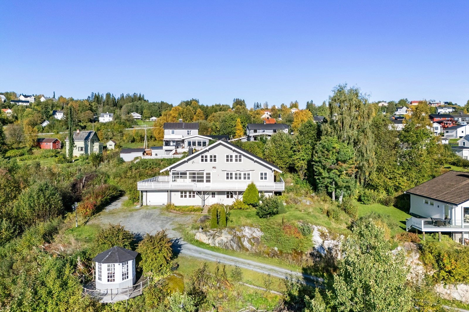 Innholdsrik enebolig beliggende på Hemnesberget med nærhet til sjøen og fantastisk utsikt. Galleribilde