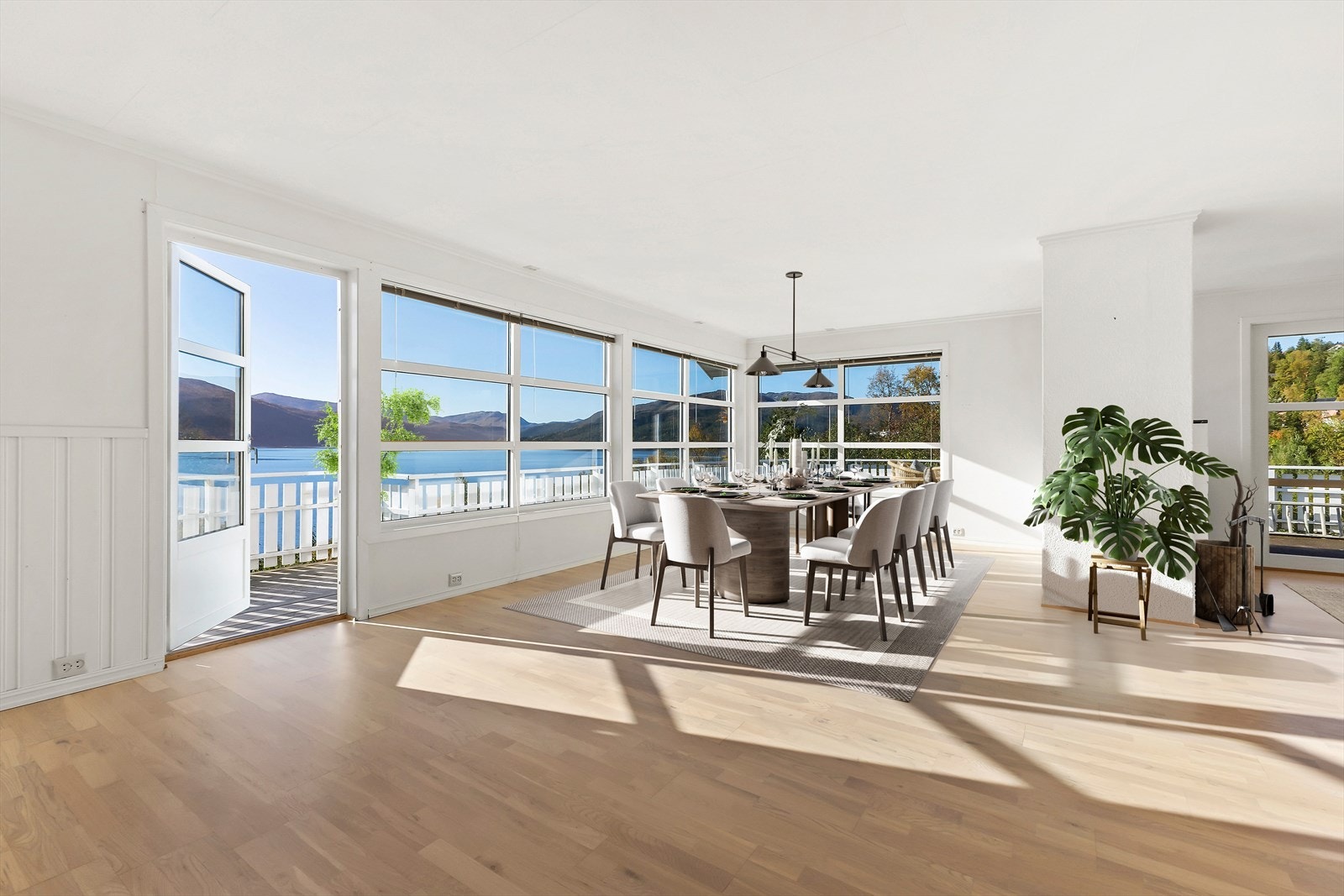Lys og luftig spisestue med store vinduer, nydelig utsikt mot fjorden og direkte utgang til solrik terrasse. (Digitalt stylet) Galleribilde