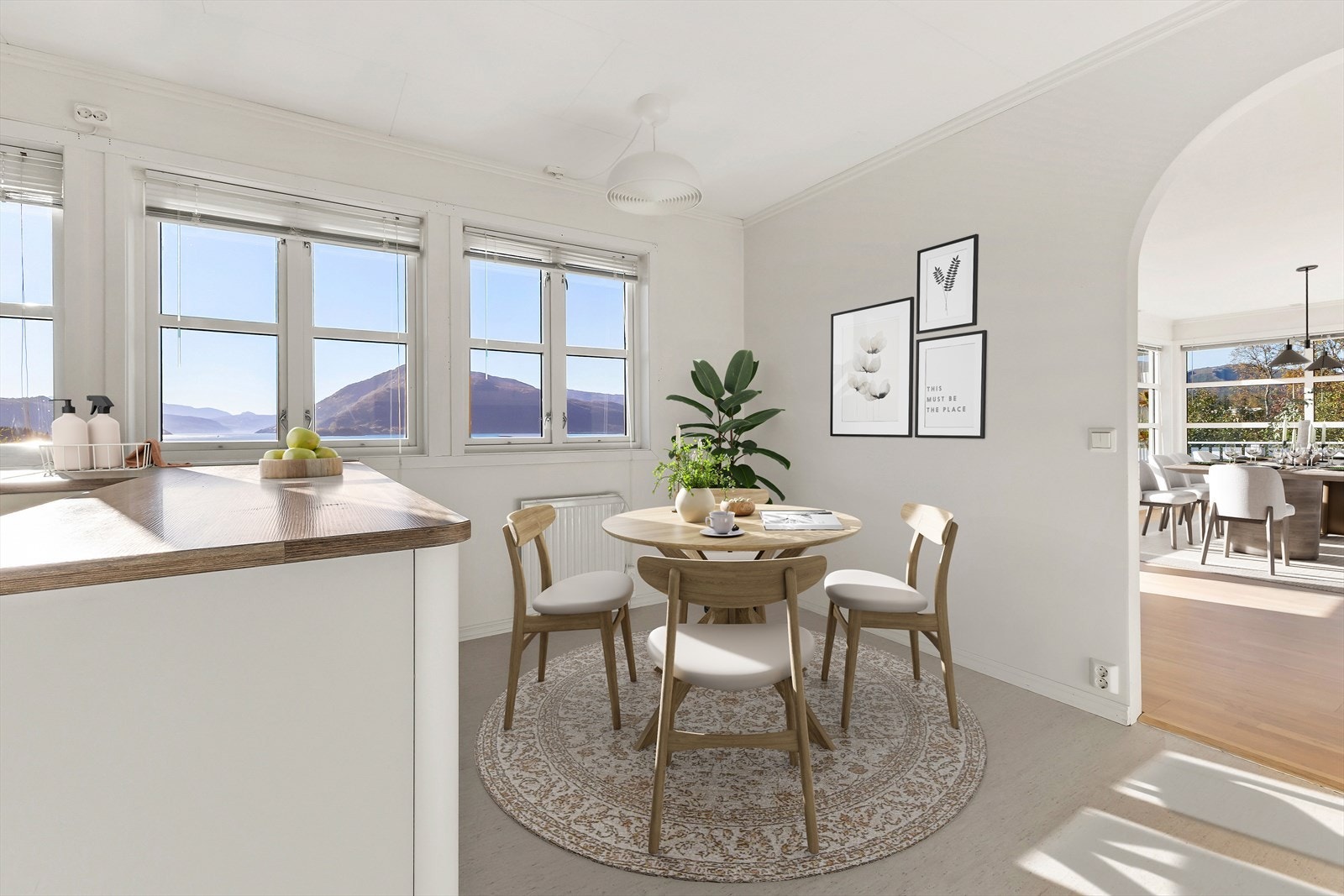 Naturlig plassering av et enkelt spisebord - i tillegg til at det er plass til en større spisestue i rommet ved siden. (Digitalt stylet) Galleribilde