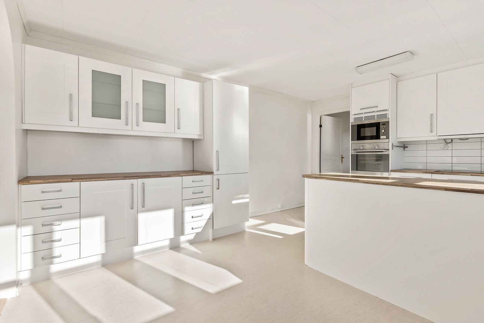 Pent og godt utnyttet kjøkken med rikelig benk og oppbevaring. Hvitevarer som mikro, stekeovn, koketopp og oppvaskmaskin medfølger handelen. Galleribilde